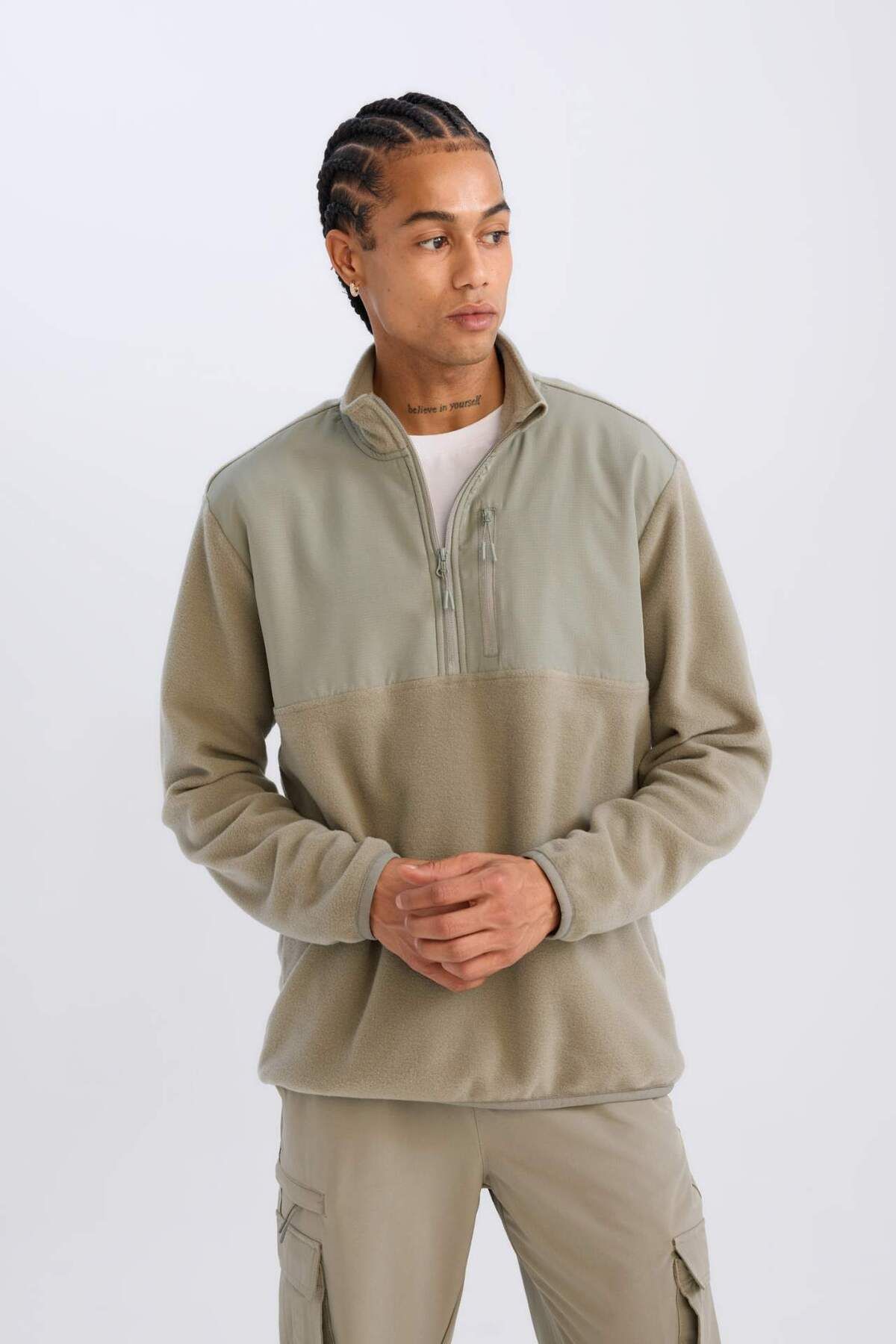 DeFacto-Sport-Sweatshirt aus Fleece mit Stehkragen und Reißverschluss – Standard-Passform D9226ax24wn 3