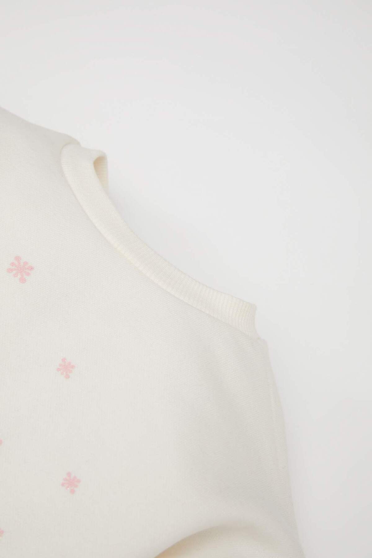 Defacto Kız Bebek 2li Takım Yılbaşı Temalı Uzun Kollu Üst Beli Lastikli Alt D6516A524WN fotoğrafı 3 (önizleme)