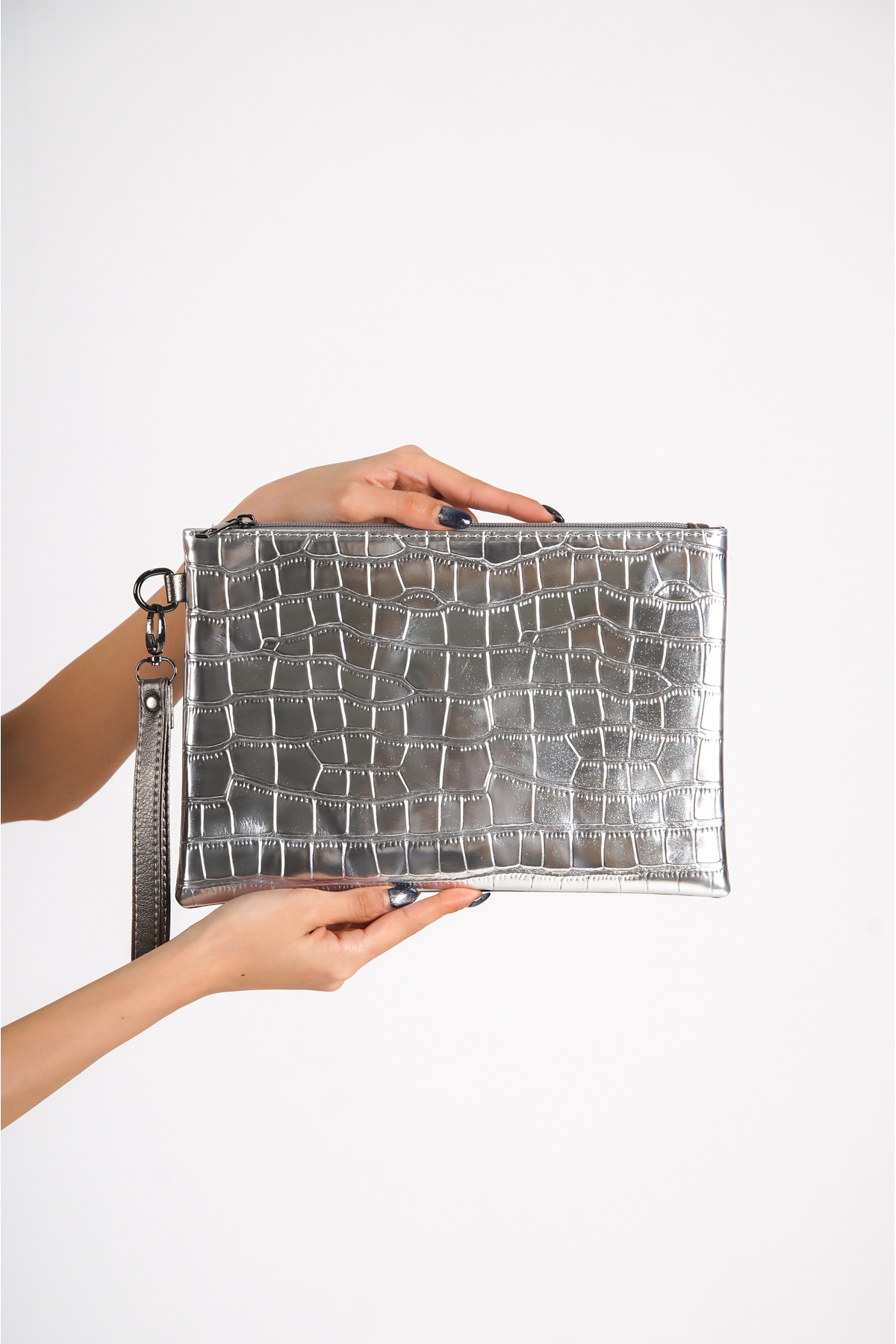 Capone Outfitters-Paris 221 Clutch aus Lackleder mit Kroko-Muster für Damen 3