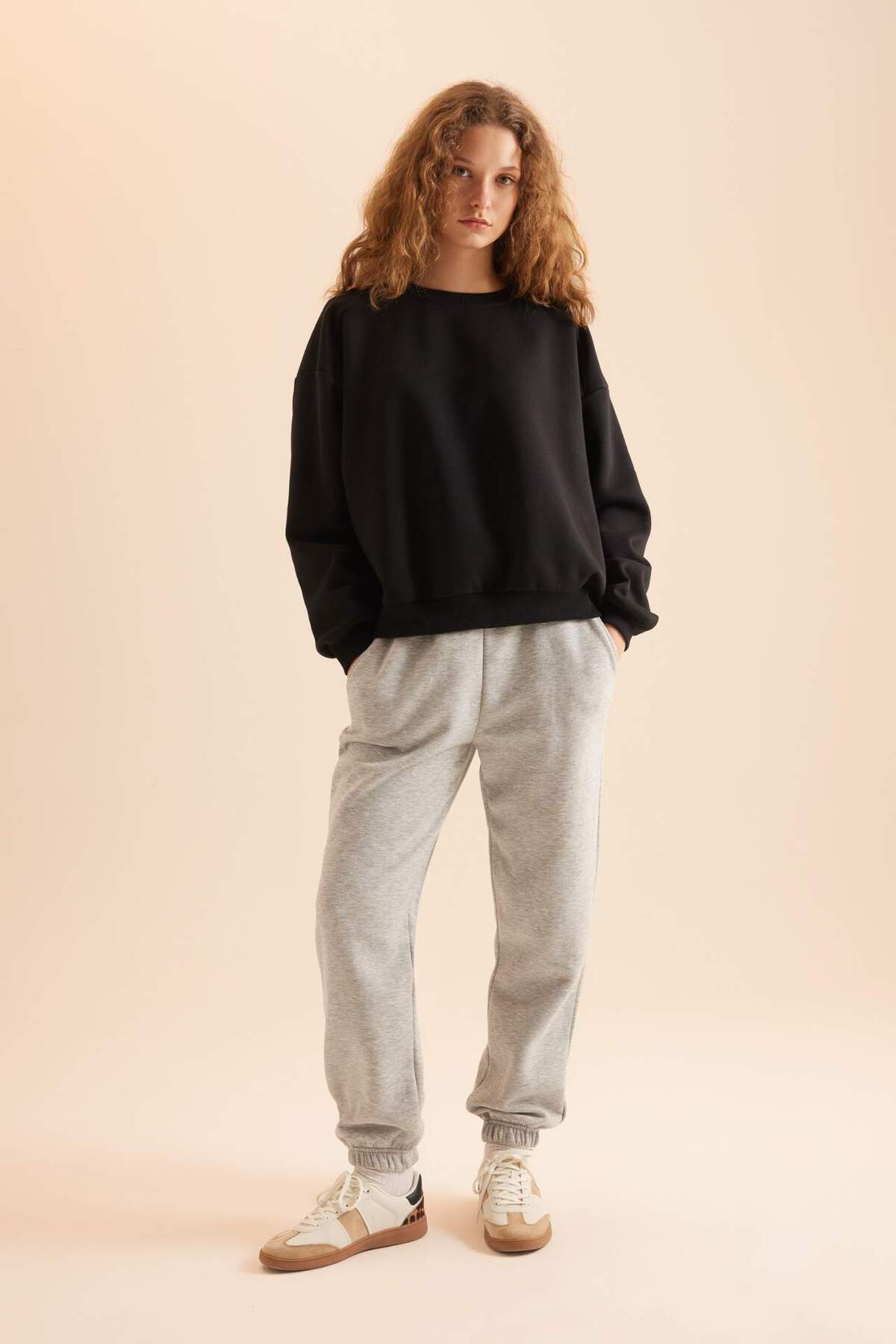 DeFacto-Schwarzes Oversize-Sweatshirt mit Rundhalsausschnitt – dicker Stoff D9022axns 2