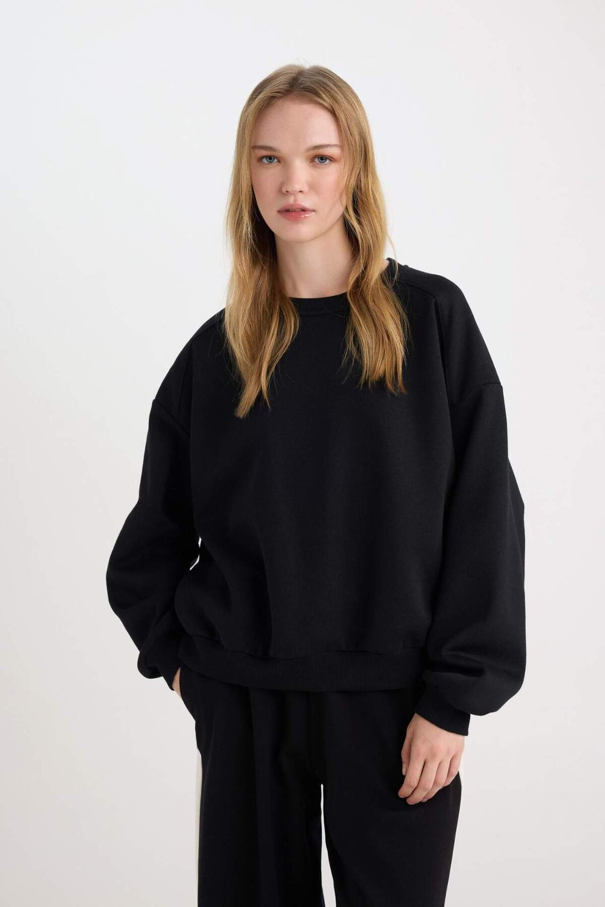 DeFacto-Schwarzes Oversize-Sweatshirt mit Rundhalsausschnitt – dicker Stoff D9022axns 8