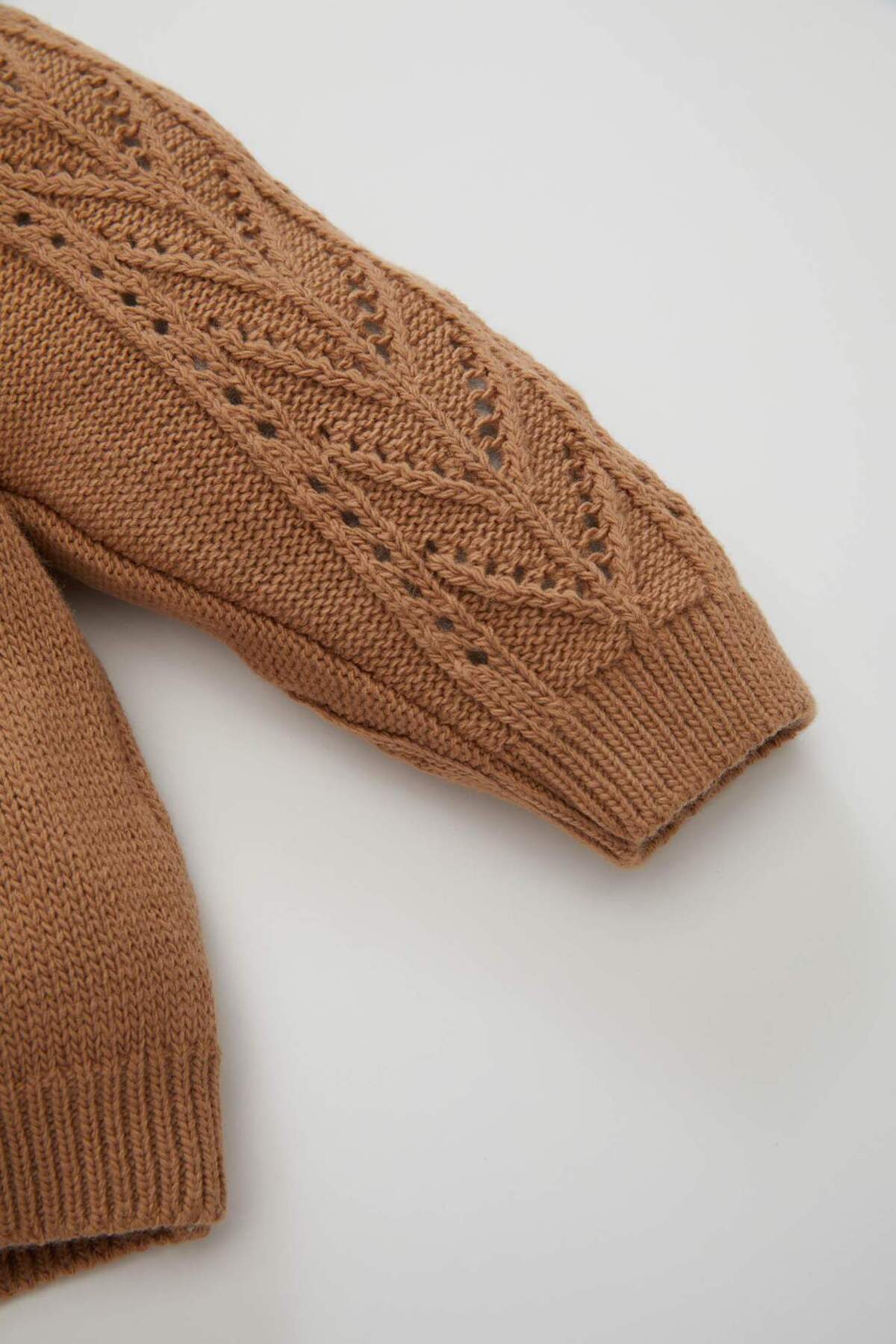 Defacto Kız Bebek Basic Düz Triko Bisiklet Yaka Düğmeli Hırka C7905A524AU fotoğrafı 3 (önizleme)