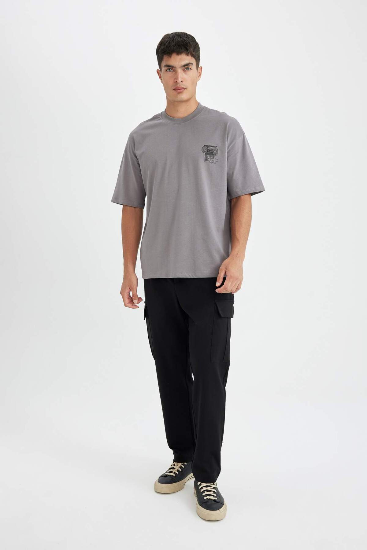 DeFacto-Graues, übergroßes, weit geschnittenes, kurzärmliges T-Shirt aus Baumwolle mit Rundhalsausschnitt und Rückenaufdruck für Herren D4908ax24au 2