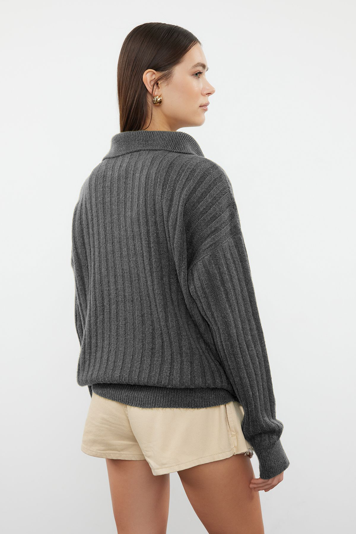 Trendyolmilla  Antrasit Yumuşak Dokulu Polo Yaka Triko Kazak TWOAW24KZ00678 - Görsel 5