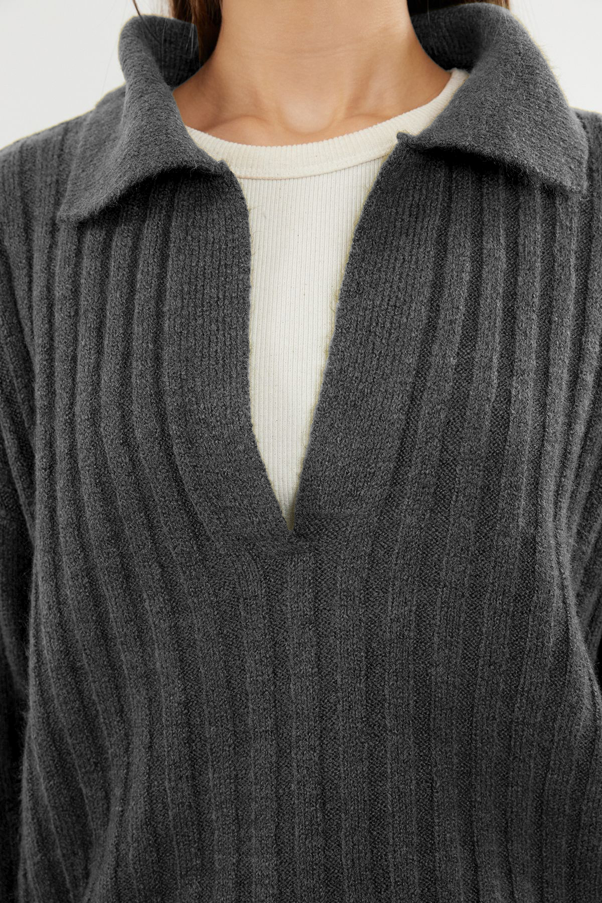 Trendyolmilla  Antrasit Yumuşak Dokulu Polo Yaka Triko Kazak TWOAW24KZ00678 - Görsel 4