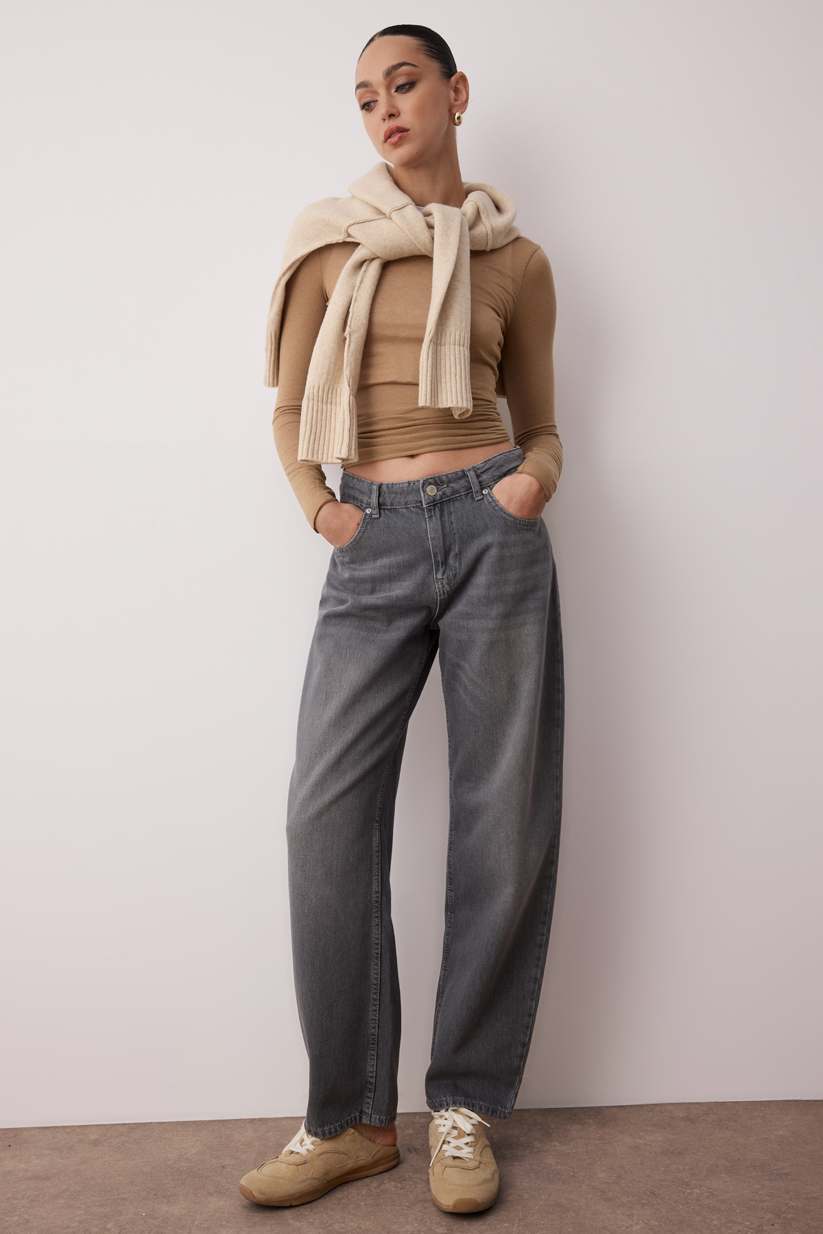 Trendyolmilla  Antrasit Premium Düşük Bel Barrel Jeans TWOSS25JE00173