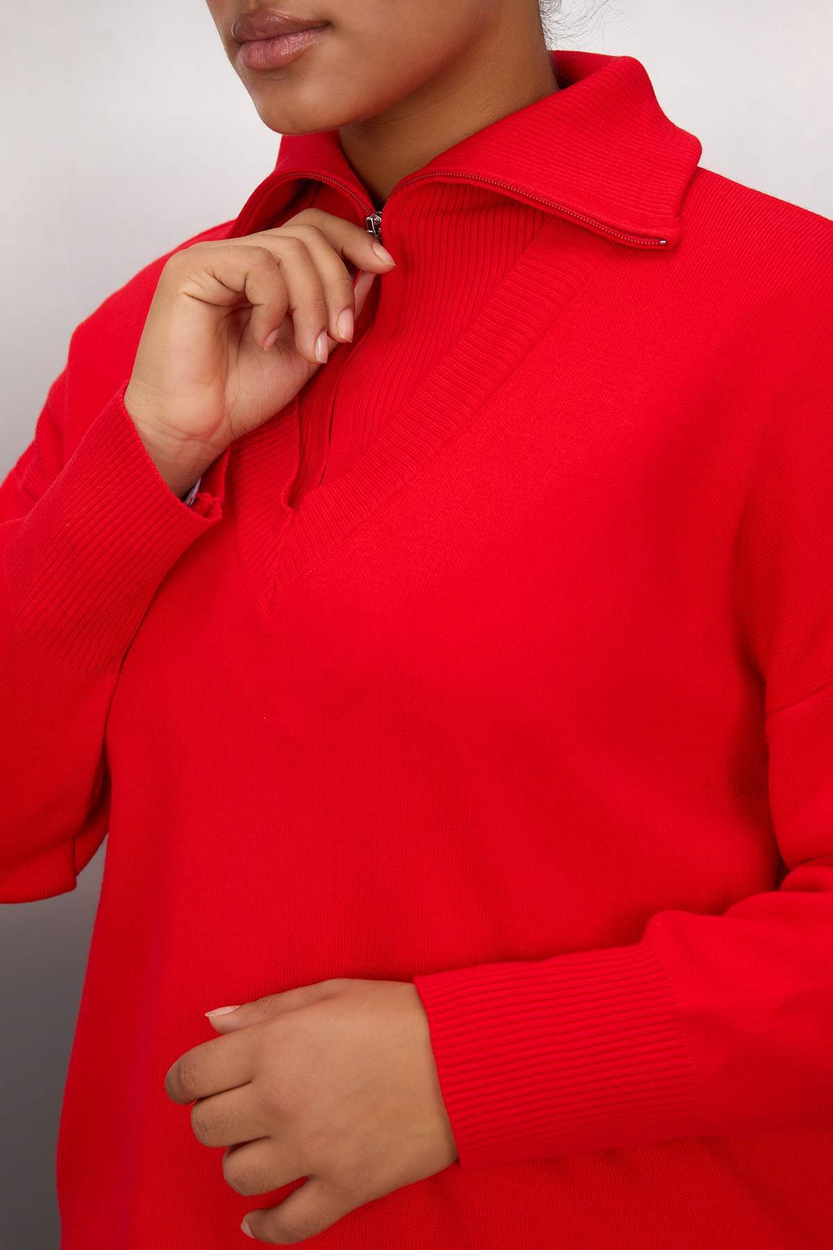 Trendyol Curve Czerwony sweter z dzianiny z kołnierzykiem typu „knit-down” i zamkiem błyskawicznym TBBAW26AN00015