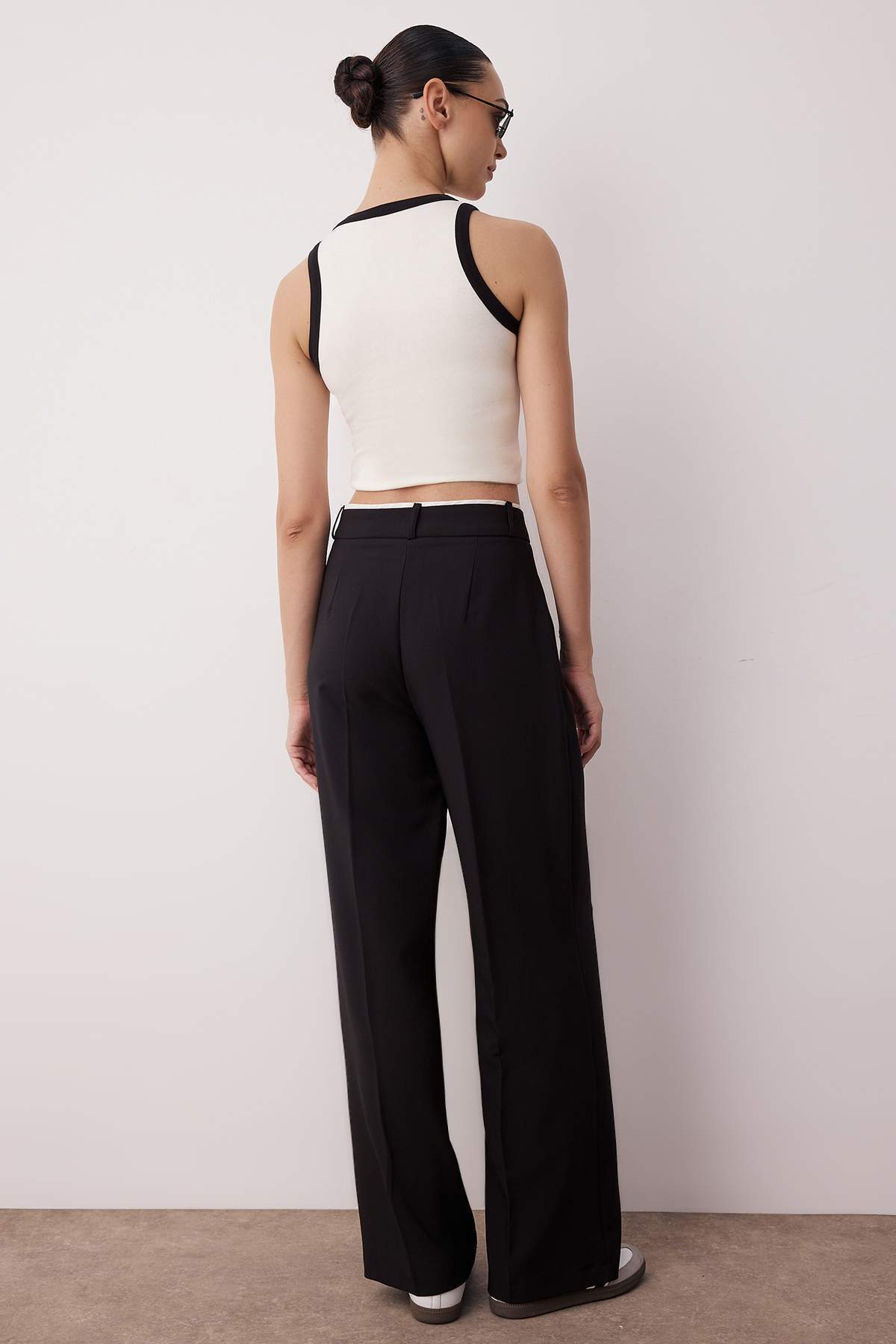 Trendyol Collection-Detailní tkané kalhoty se širokými nohavicemi s černým páskem TWOAW24PL00341 4