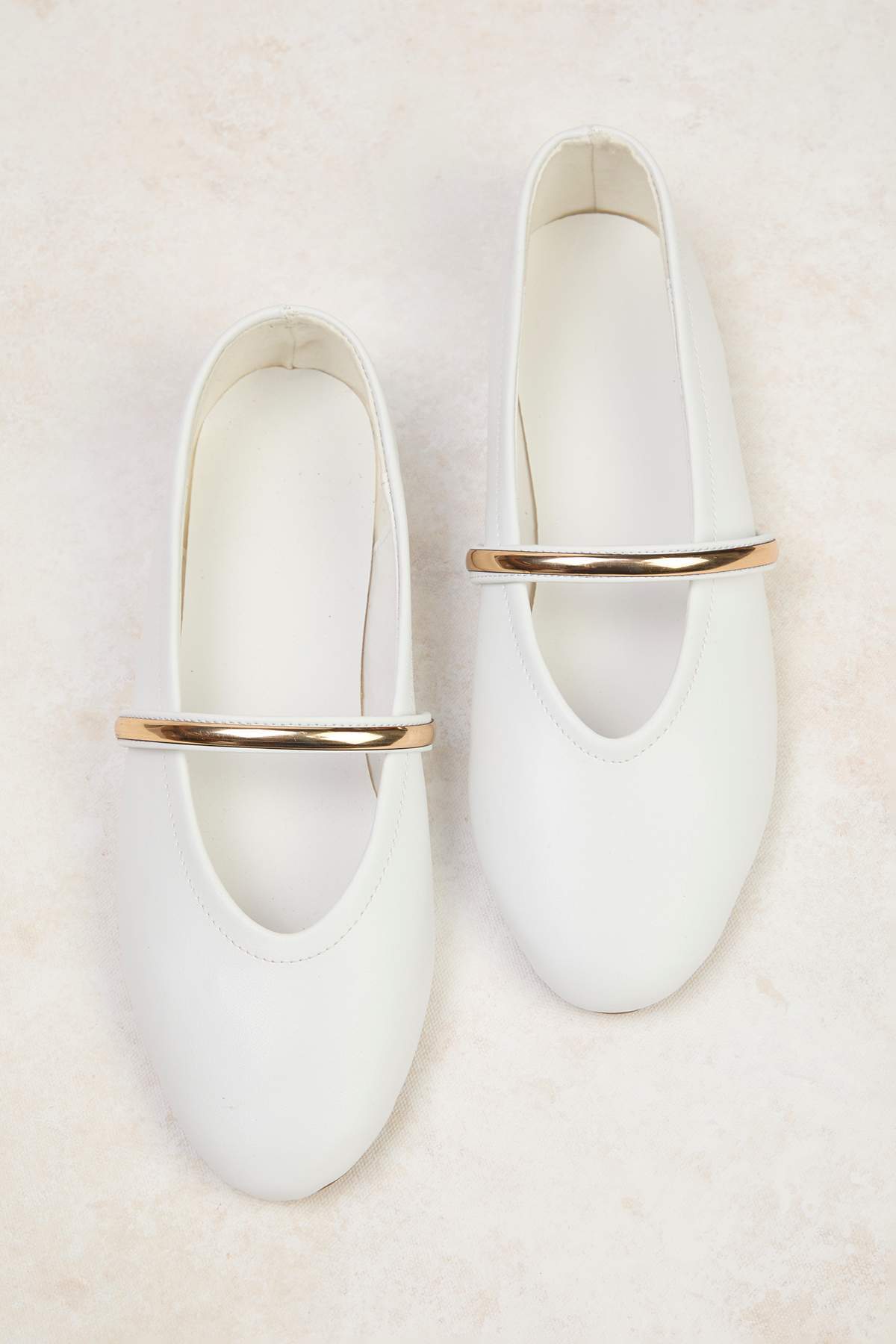 TRENDYOL SHOES Teen Off White Gold Metall gebändert Mary Jane Mandel Zehe Bab...