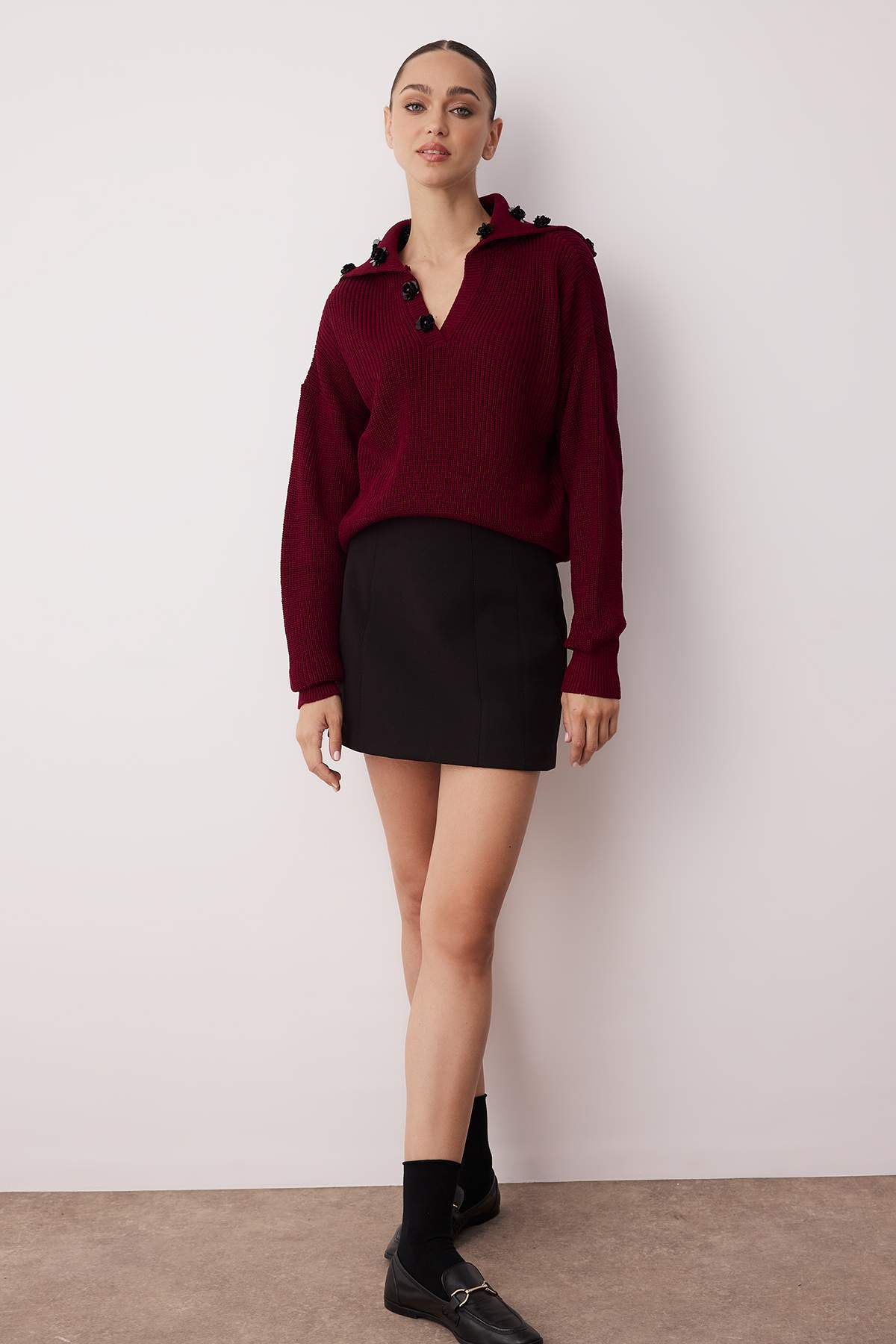 Trendyolmilla  Bordo Devrik Yaka Gül Aksesuar Detaylı Triko Kazak TWOAW26KZ00133 - Görsel 2