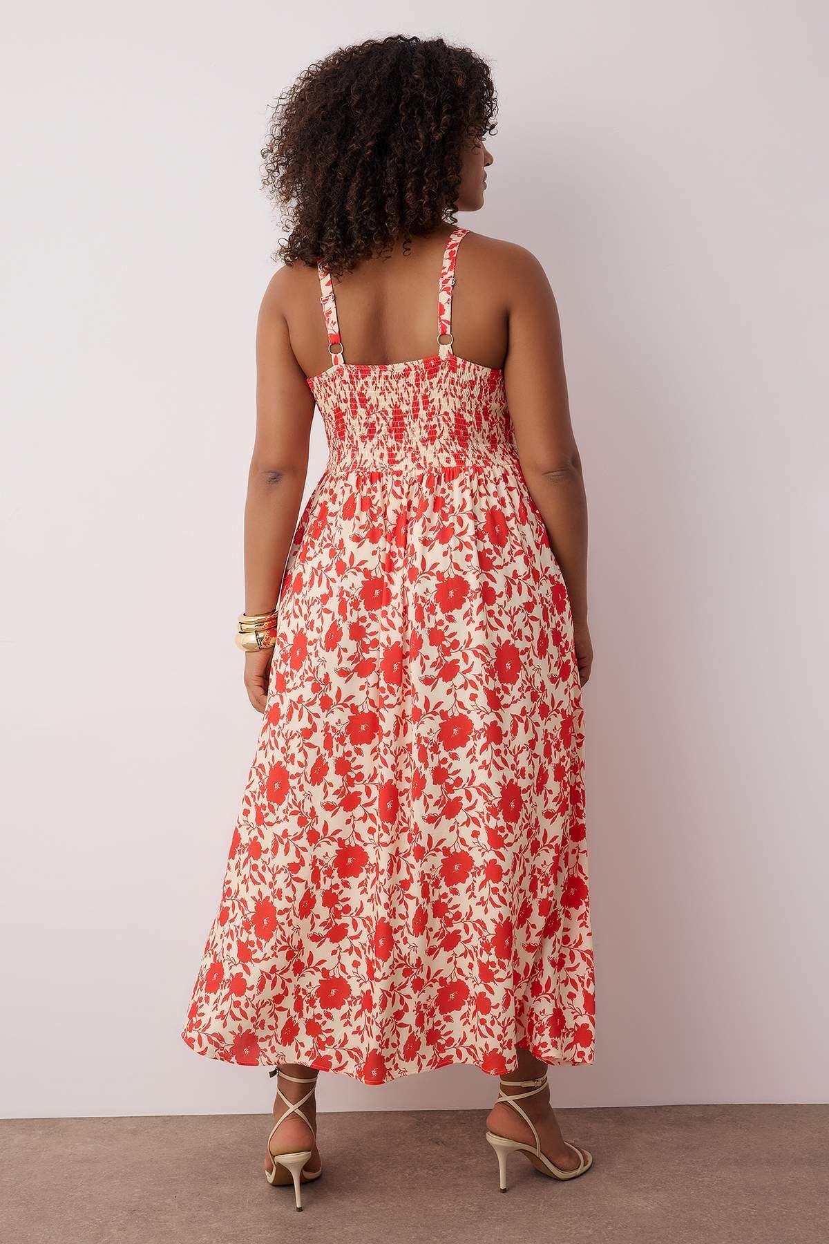 Trendyol Curve-Rosa geblümtes Midi-Webkleid in Übergröße TBBSS25AH00228 4