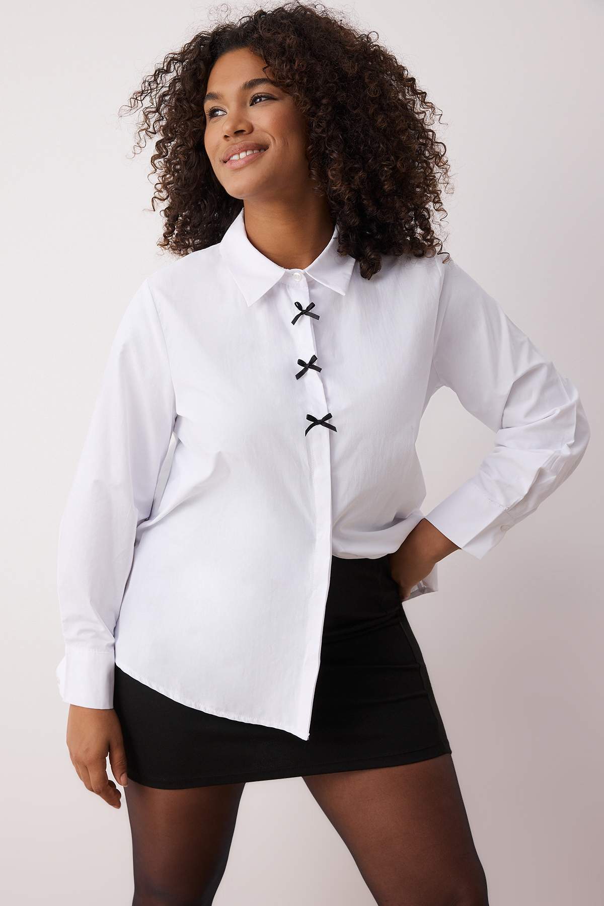 Trendyol Curve Ecru Bow Detaillierte Langarm-Hemden in Übergröße TBBAW26AX00005