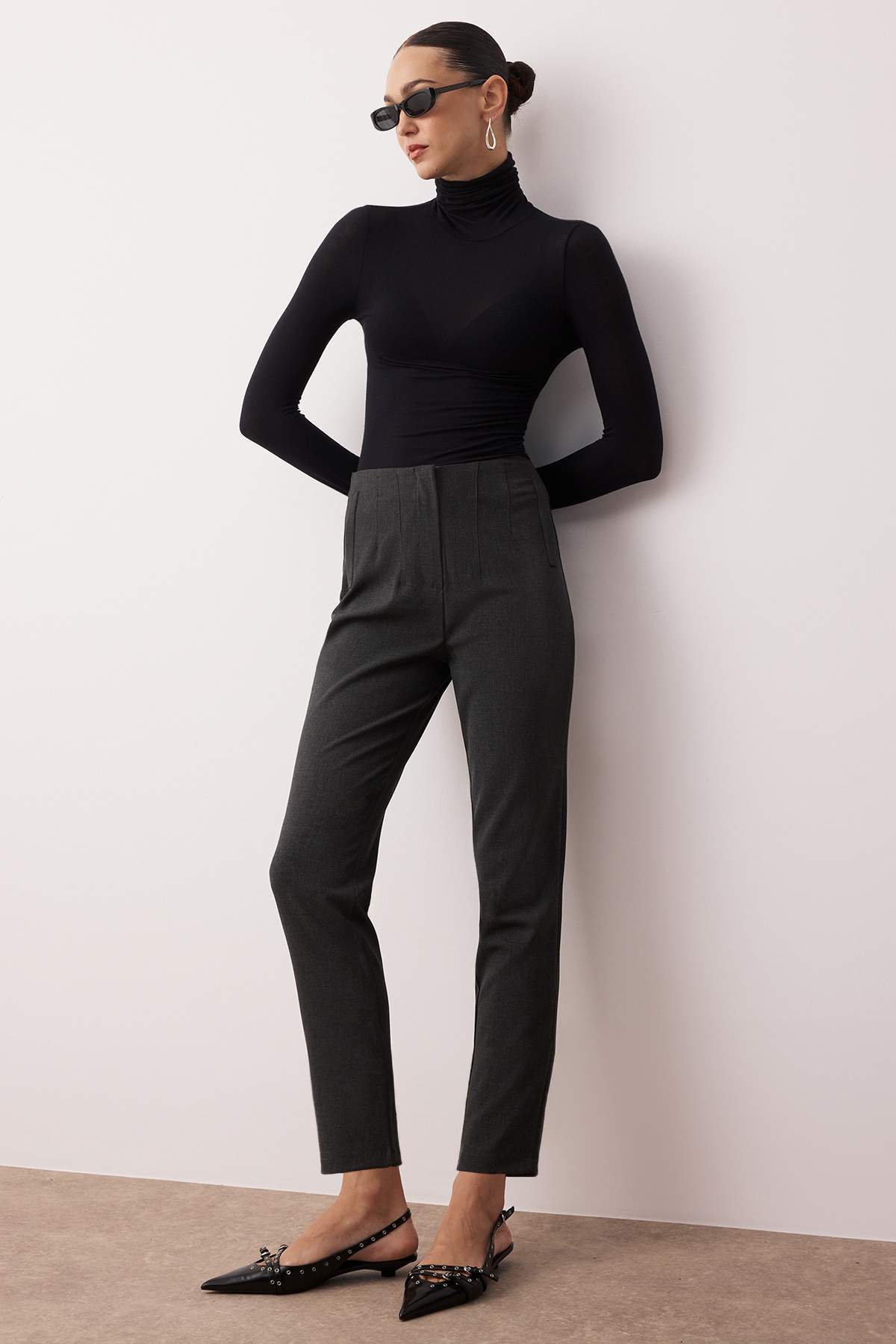 Trendyolmilla  Antrasit Cigarette Kalıp Pensli Yüksek Bel Bilek Boy Dokuma Pantolon TWOAW26PL00014 - Görsel 3
