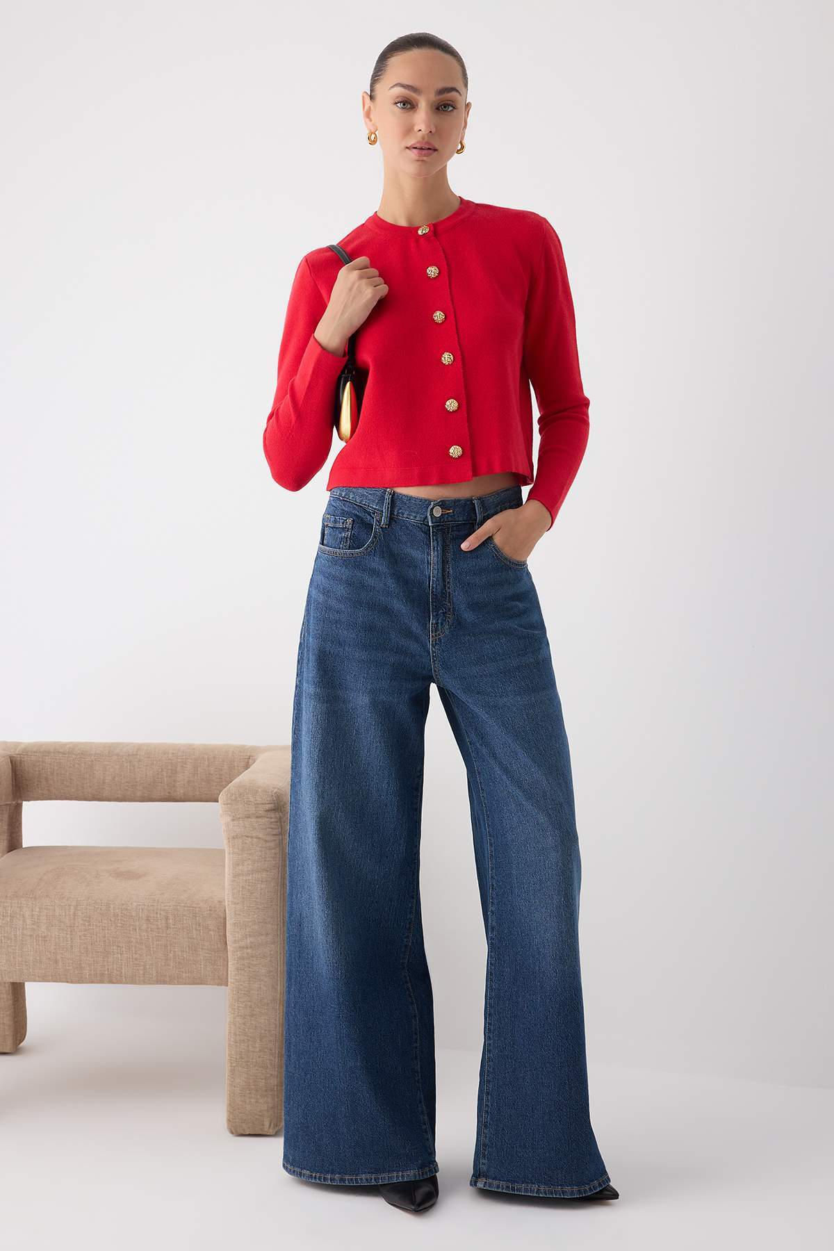 Trendyolmilla  Wardrobe Essentials Kırmızı Düz Düğme Detaylı Crop Premium/Özel İplik Triko Hırka | TWOAW26HI00094 - Görsel 2