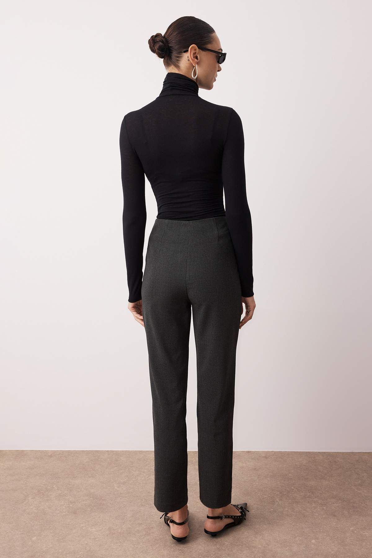 Trendyolmilla  Antrasit Cigarette Kalıp Pensli Yüksek Bel Bilek Boy Dokuma Pantolon TWOAW26PL00014 - Görsel 4