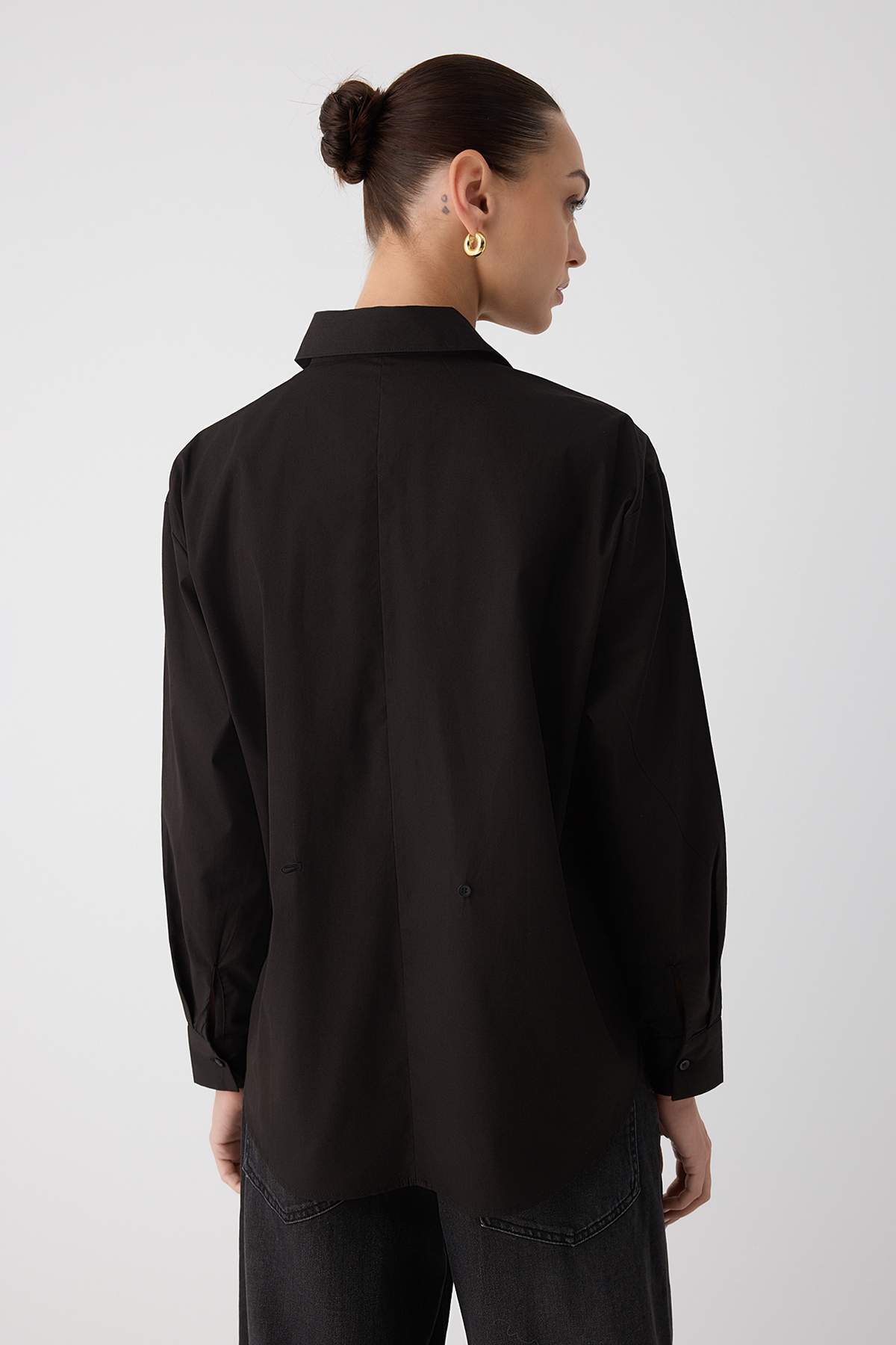 Trendyolmilla  Wardrobe Essentials Siyah Arkası Düğme Detaylı Ayarlanabilir Oversize Gömlek | TWOAW26GO00009 - Görsel 5