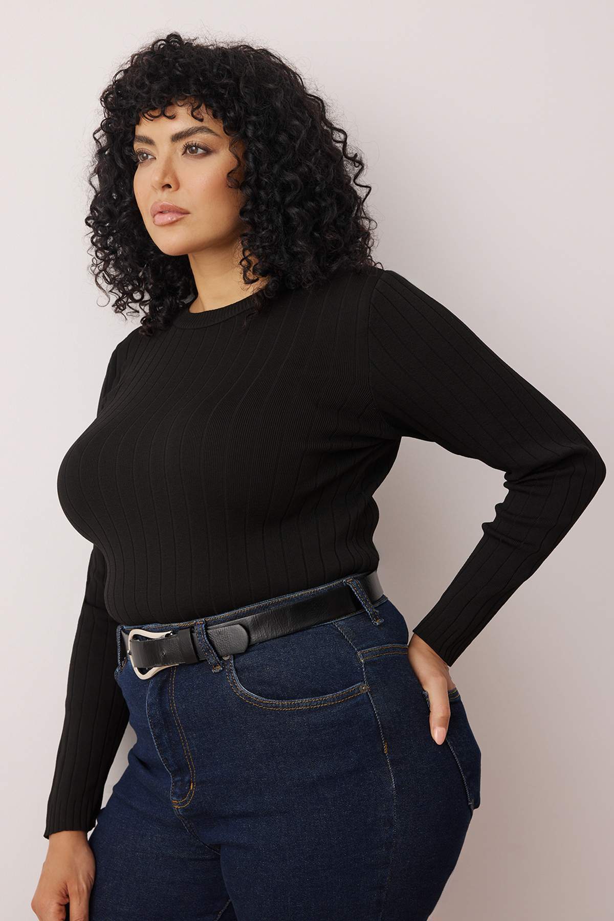Trendyol Curve Czarna, prążkowana, dopasowana bluzka dzianinowa TBBAW23AF00025