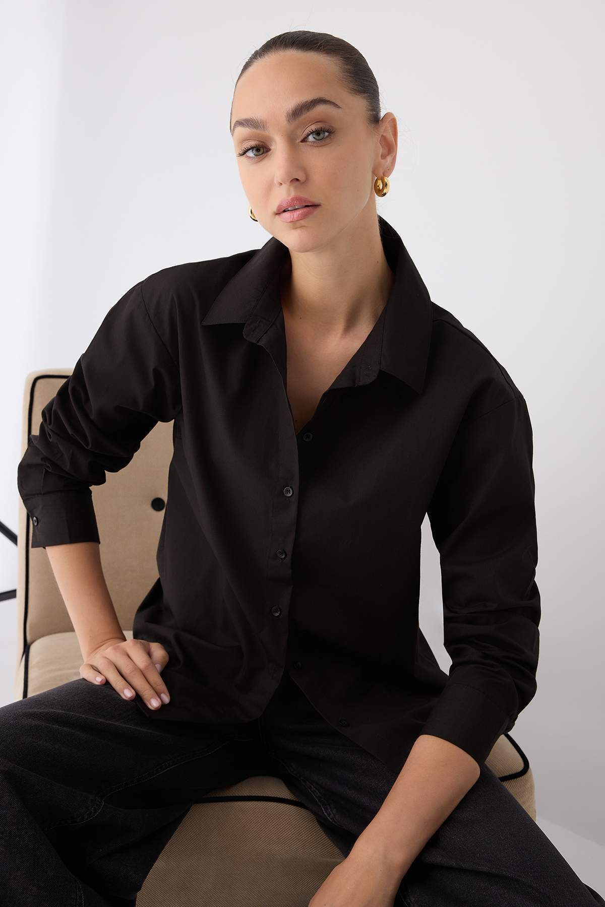 Trendyolmilla  Wardrobe Essentials Siyah Arkası Düğme Detaylı Ayarlanabilir Oversize Gömlek | TWOAW26GO00009 - Görsel 3