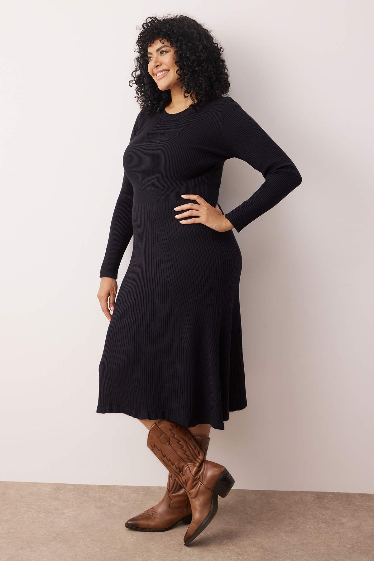 Trendyol Curve Marineblaues, geripptes Midi-Strickkleid mit Rundhalsausschnitt TBBAW24AH00021