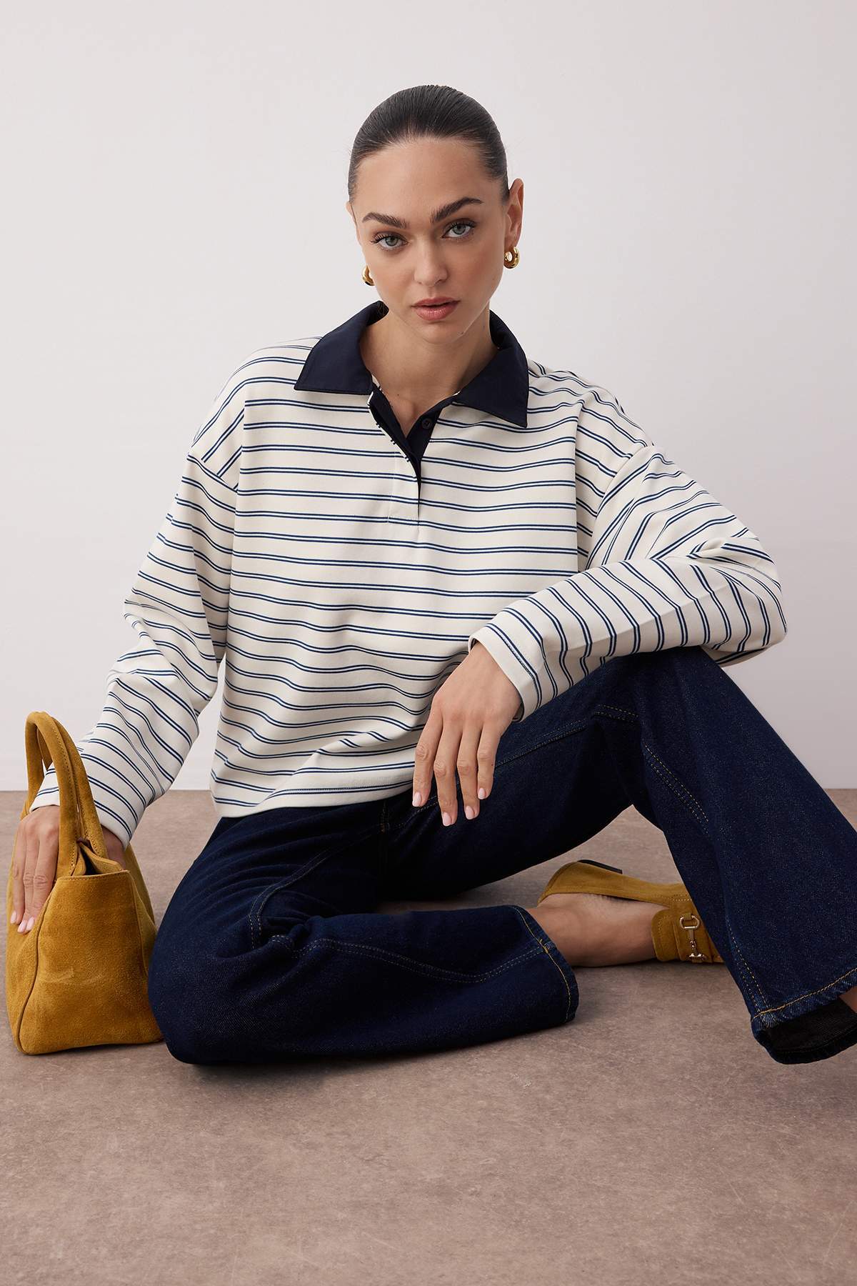 Trendyolmilla  Ekru Çizgili Dokuma Yaka Detaylı Patlı Oversize Esnek Örme T-shirt/Sweatshirt TWOAW26TS00004 - Görsel 5