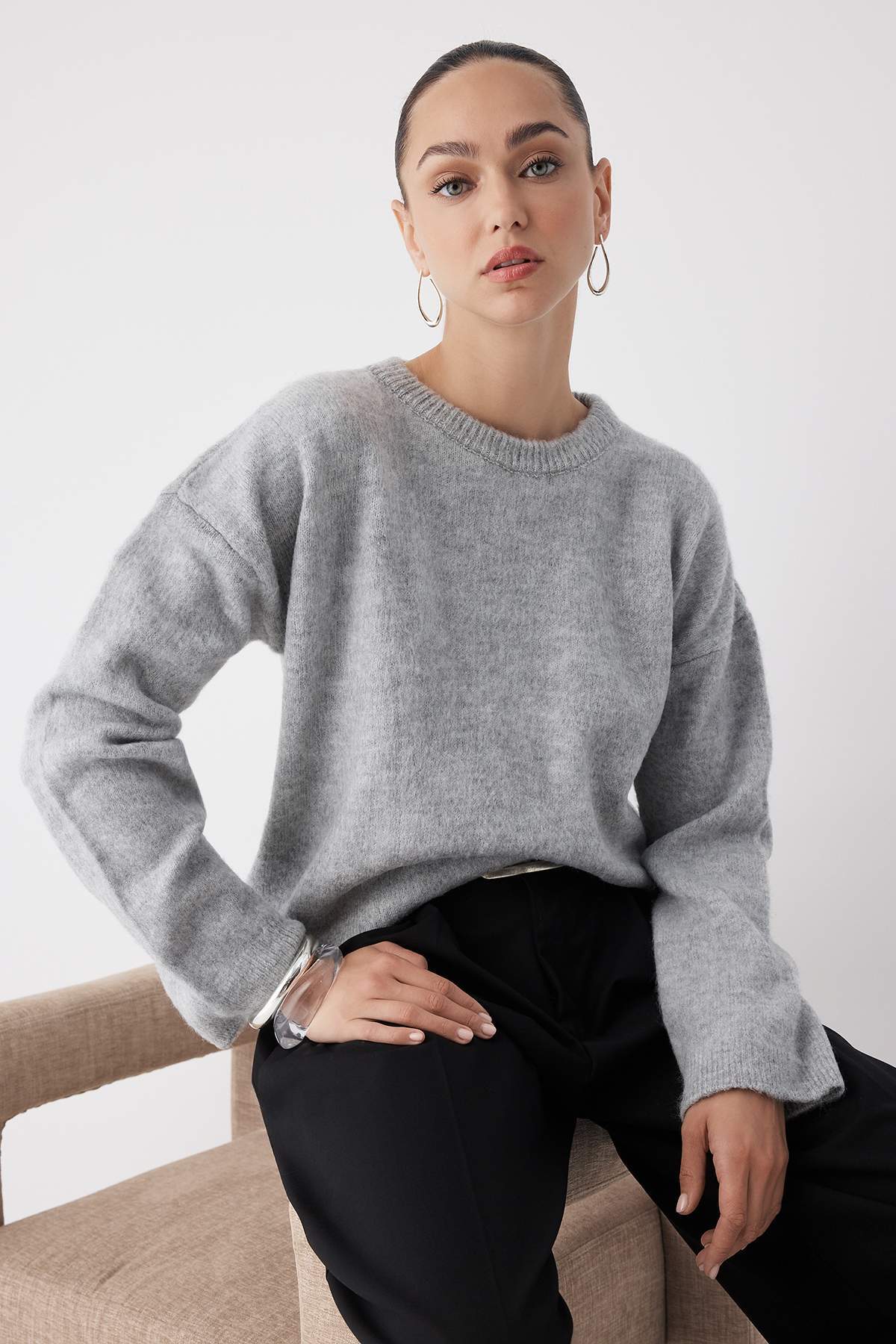 Trendyolmilla  Wardrobe Essentials Gri Yumuşak Dokulu Geniş Kalıp Basic Triko Kazak | TWOAW26KZ00088 - Görsel 2