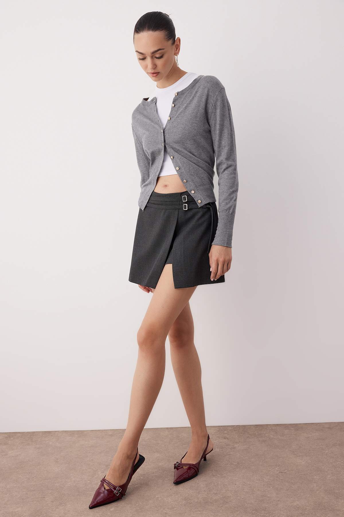 Trendyolmilla  Antrasit Mini Düşük Bel Kemer Detaylı Şort Etek Şort & Bermuda TWOAW26SR00011 - Görsel 3