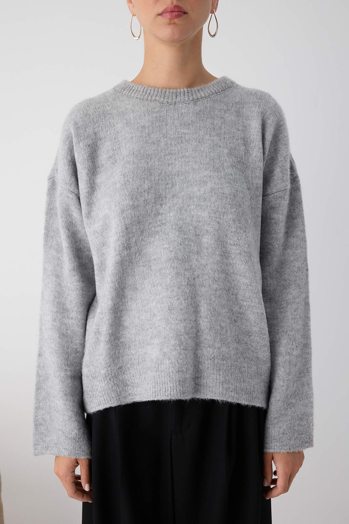 Trendyolmilla  Wardrobe Essentials Gri Yumuşak Dokulu Geniş Kalıp Basic Triko Kazak | TWOAW26KZ00088 - Görsel 4