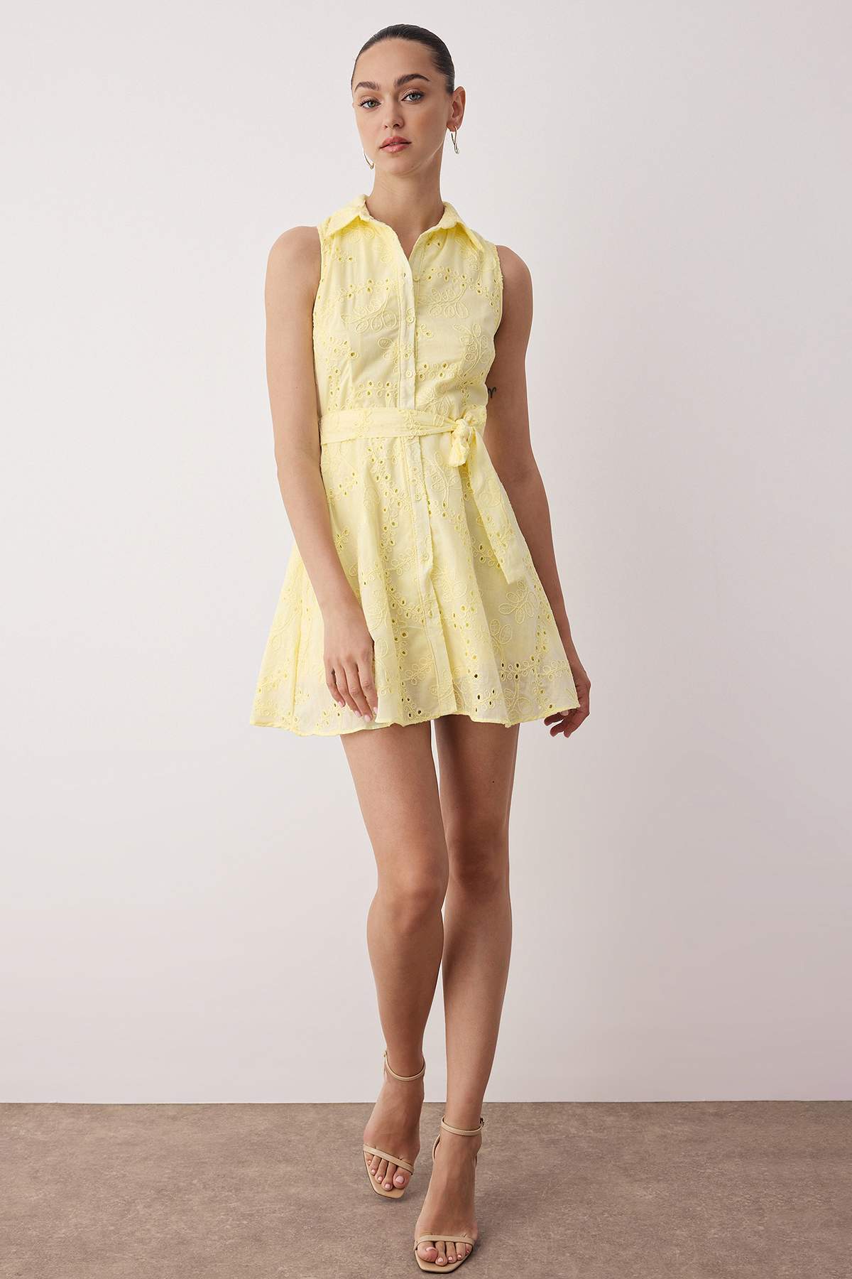 Trendyol Collection Hellgelbes, schlichtes, kurzes/Mini-Webkleid mit Schnürde...