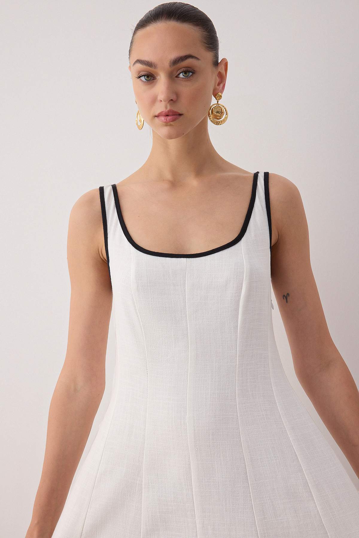 Trendyolmilla  Ekru Keten İçerikli Düz Midi Dokuma Elbise TWOSS25EL00895 - Görsel 3