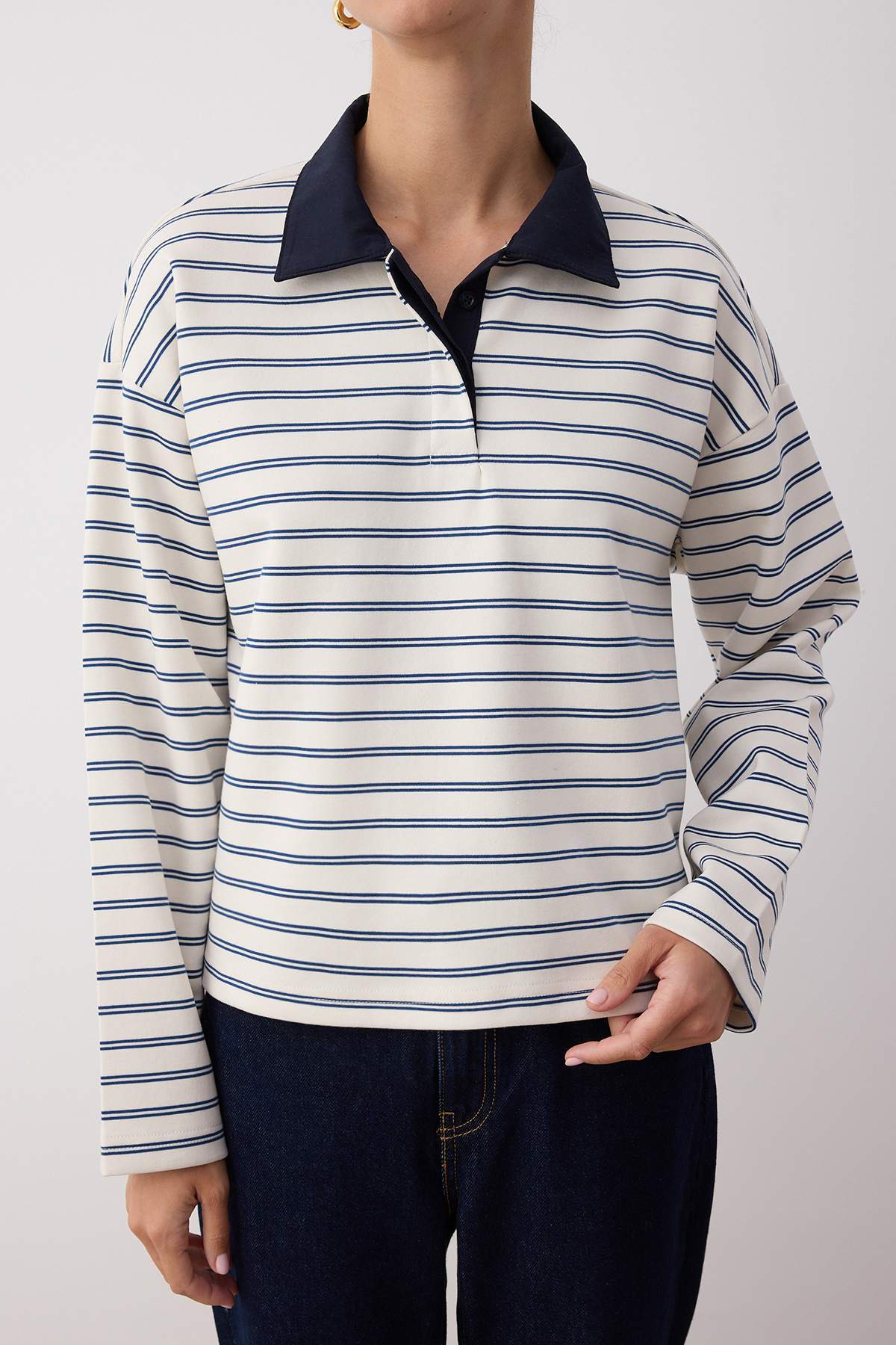 Trendyolmilla  Ekru Çizgili Dokuma Yaka Detaylı Patlı Oversize Esnek Örme T-shirt/Sweatshirt TWOAW26TS00004 - Görsel 7