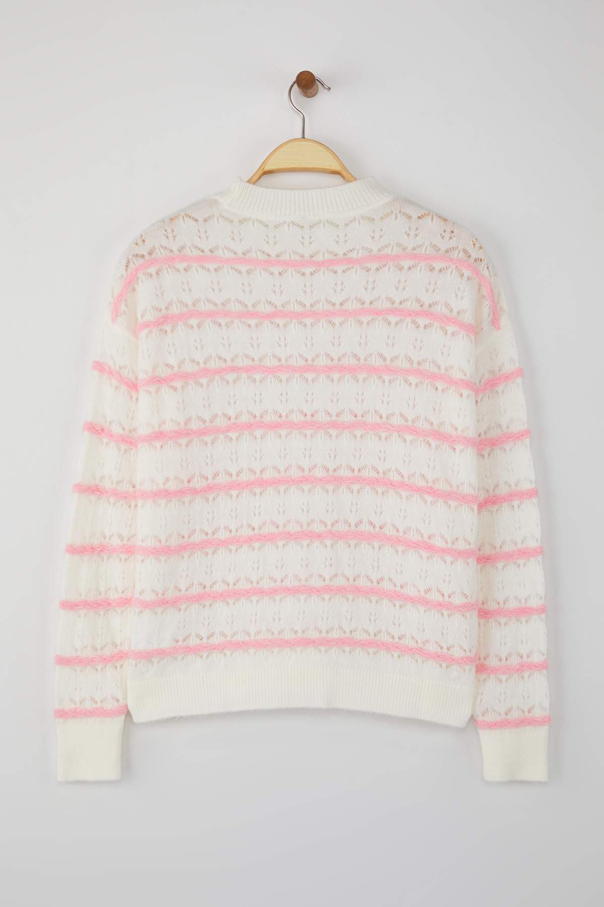 Trendyolmilla  Ekru Çizgili Yumuşak Dokulu Ajurlu/Delikli Geniş Kalıp Triko Kazak TWOAW26KZ00004 - Görsel 6