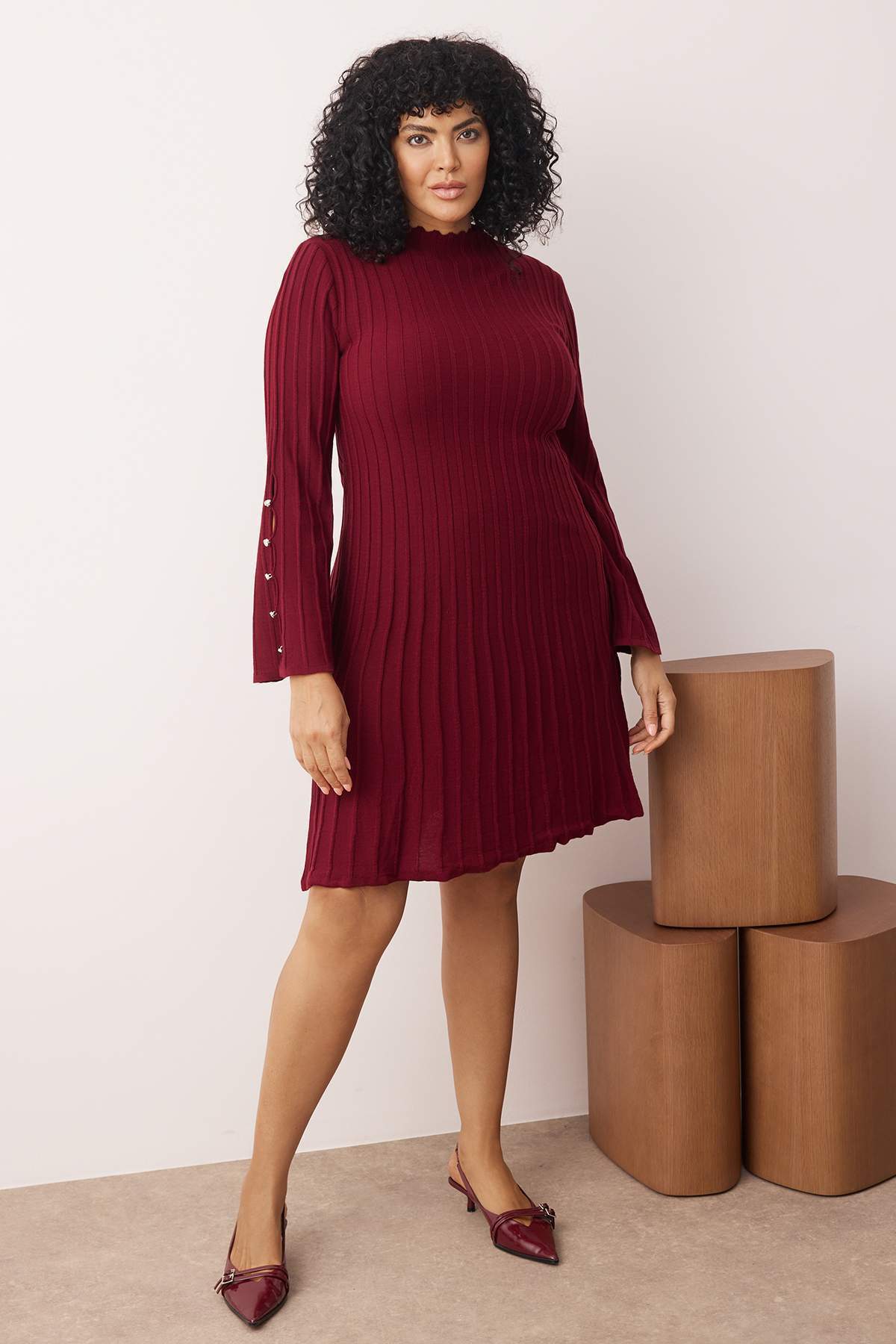 Trendyol Curve Burgunderfarbenes, geripptes Accessoire-detailliertes Strickkl...