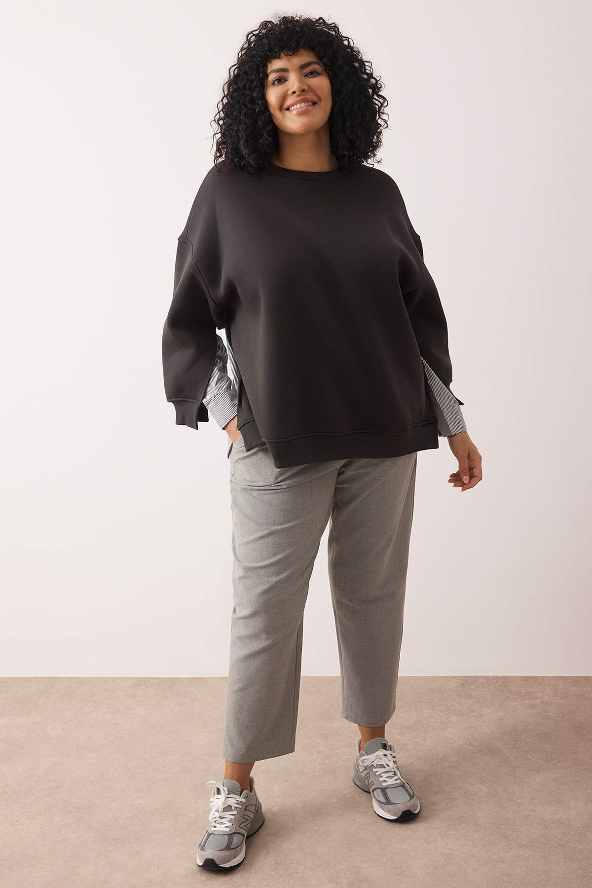 Trendyol Curve-Antracitová oversize fit košile se spodním střihem vzhled Pletená mikina větší velikosti Tbbaw25Ao00000 1