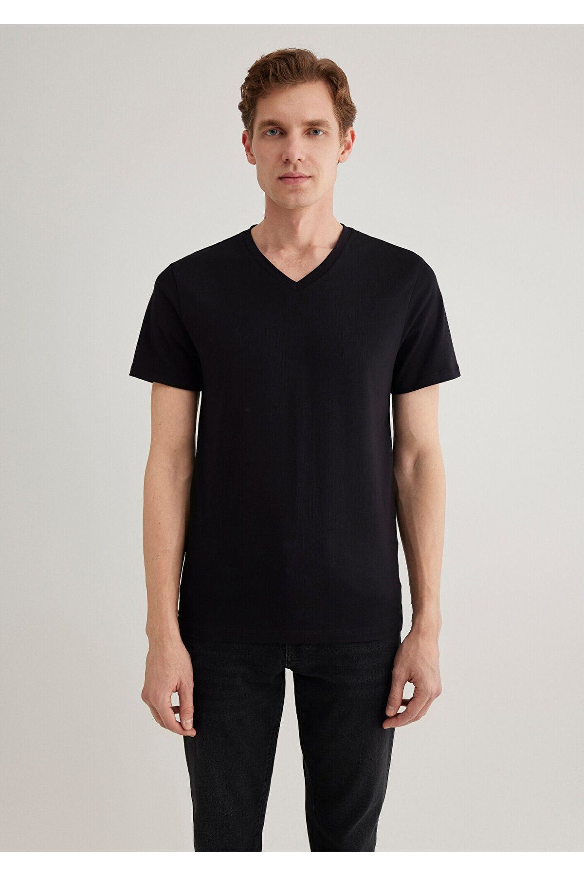 Mavi-Schwarzes Basic-T-Shirt mit Stretch-V-Ausschnitt und tailliertem Schnitt 061748 -900 4