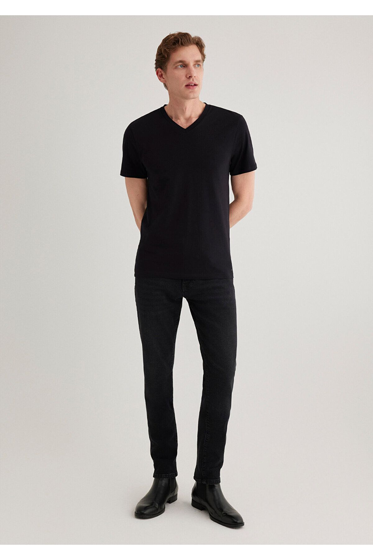 Mavi-Schwarzes Basic-T-Shirt mit Stretch-V-Ausschnitt und tailliertem Schnitt 061748 -900 2