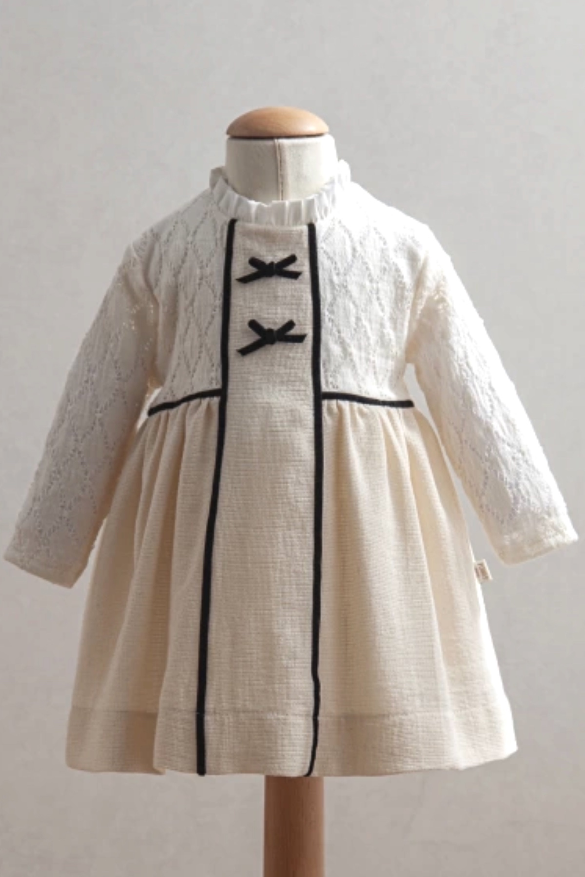 MixMax Bebe Kız Bebek Bayramlık Ekru Dantel Desenli Siyah Şerit ve Fiyonk Detaylı Şık Elbise %100 Pamuklu fotoğrafı 2 (önizleme)