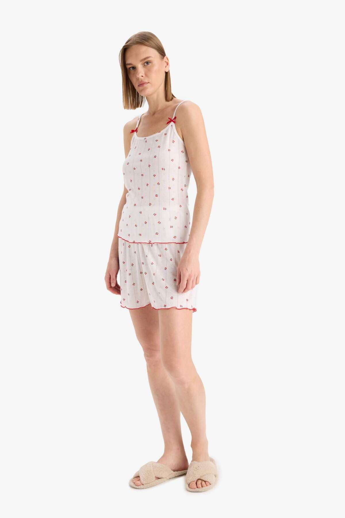 DeFacto-Pyjama-Set mit normaler Passform, gemustertes Träger-Pyjama-Oberteil, Shorts mit flexibler Taille, Pyjamahose – Fall in Love F5774 4