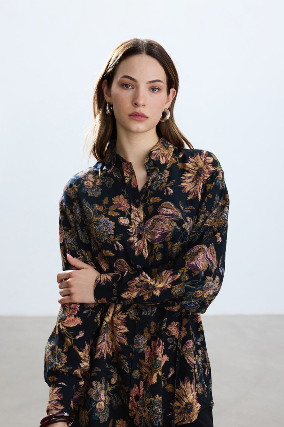 SİYAH FLORAL DESENLİ VINTAGE GÖMLEK