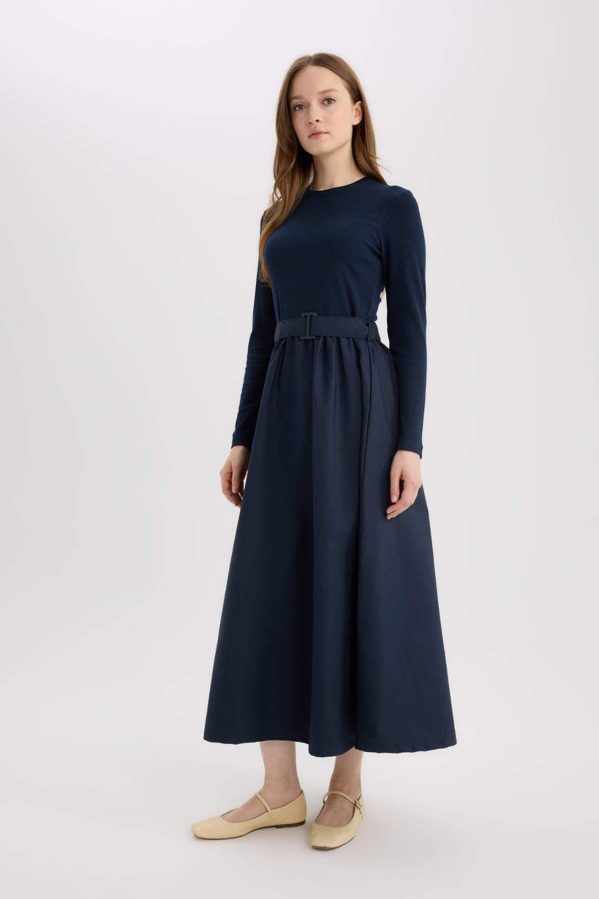 DeFacto-Regular Fit Crew nyakú ejtőernyős hosszú ujjú maxi hidzsáb ruha E5916AX25SP 1