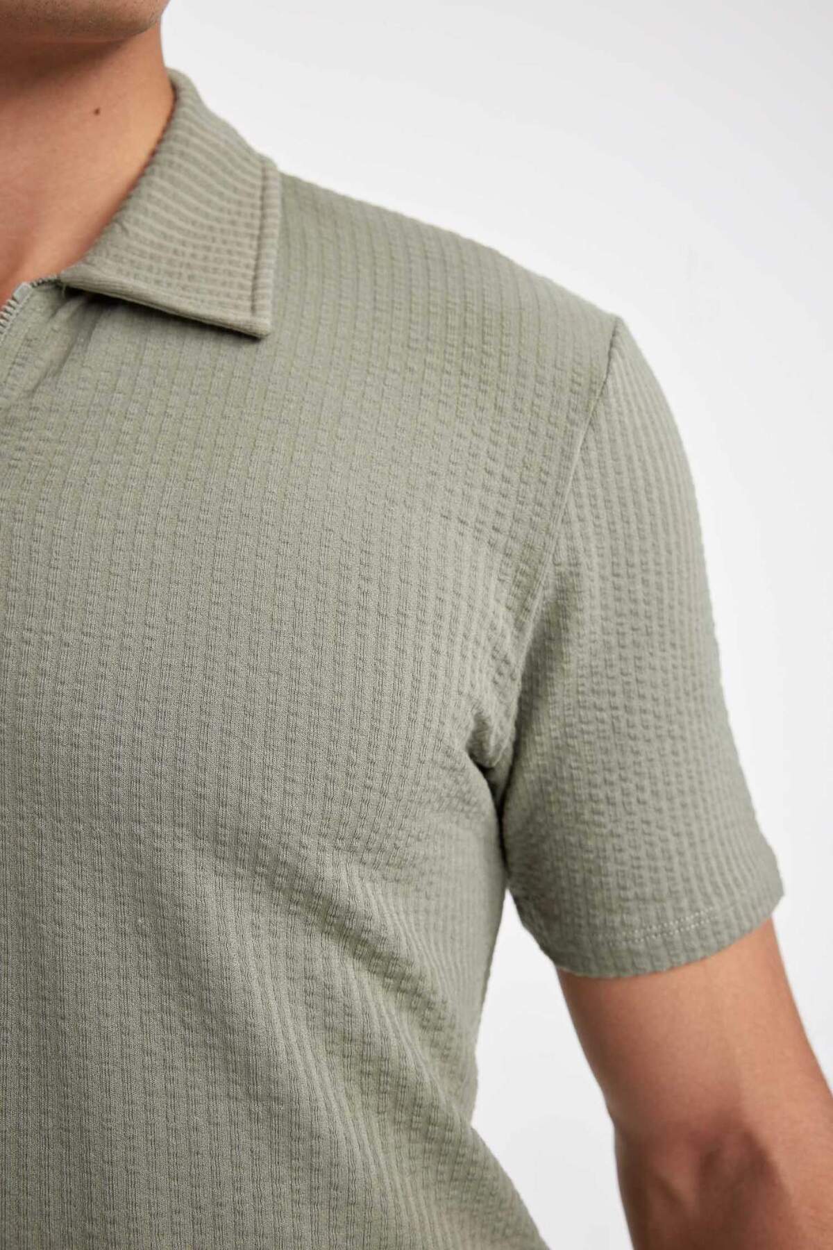 DeFacto-Slim Fit Slim Fit Polo výstřih s polovičním zipem Krátký rukáv Crinkle Černé tričko D6478AX24HS 6