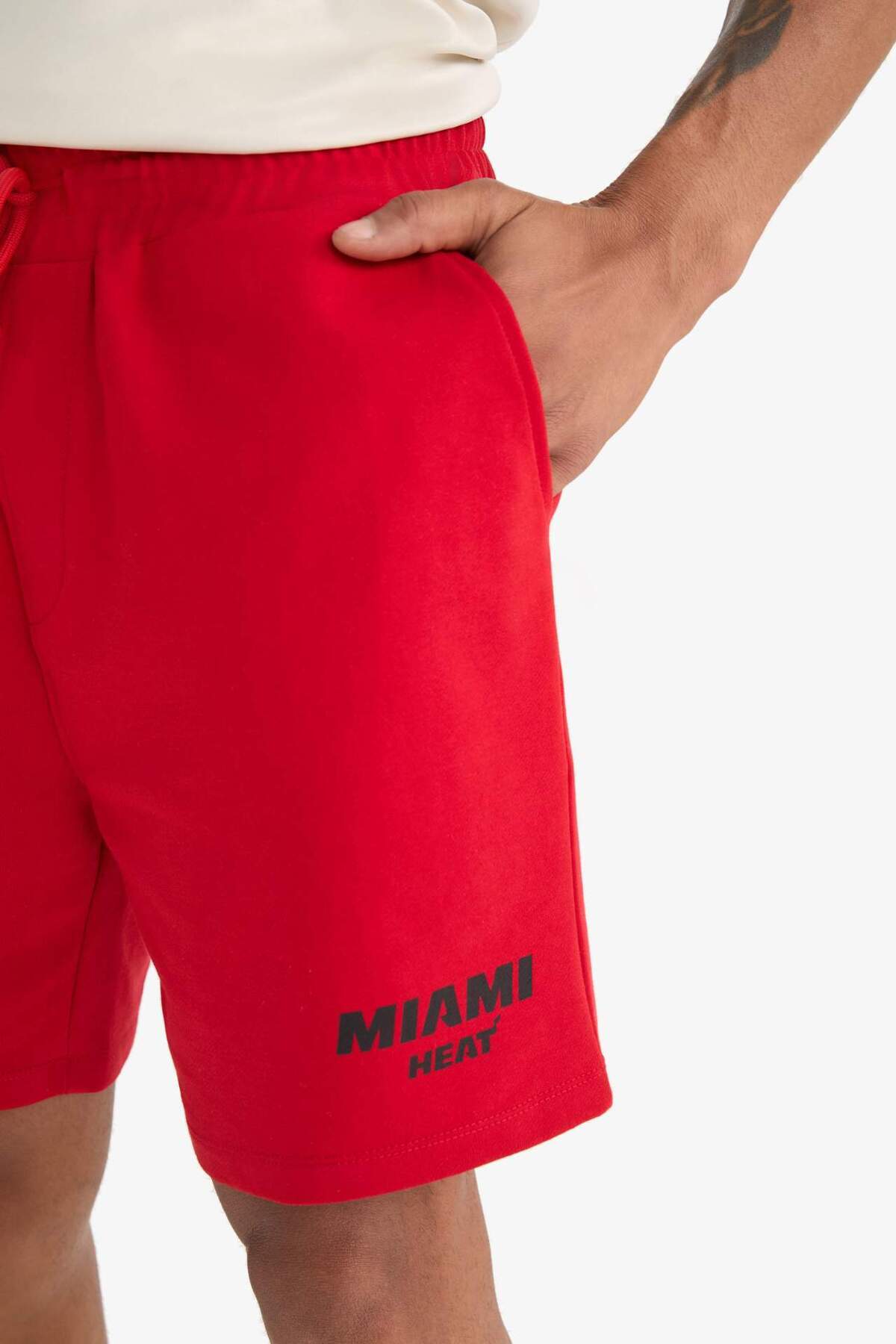 DeFacto-DeFactoFit NBA Miami Heat Standard Fit rövid szárú rövidnadrág E2344AX25SP 5
