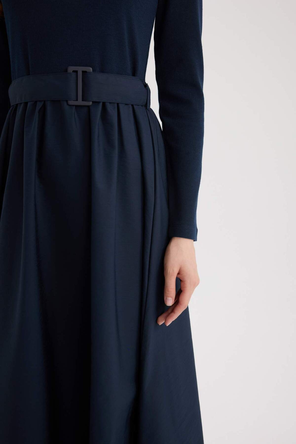 DeFacto-Regular Fit Crew nyakú ejtőernyős hosszú ujjú maxi hidzsáb ruha E5916AX25SP 5