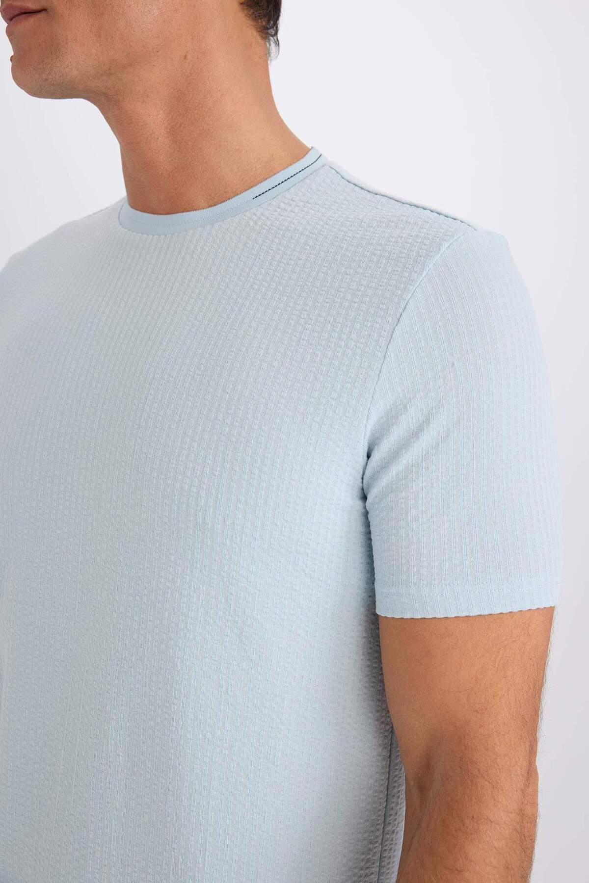 DeFacto-Slim Fit Slim Fit Crew Neck Crinkle κοντομάνικο μπλουζάκι D7225AX25SP 5