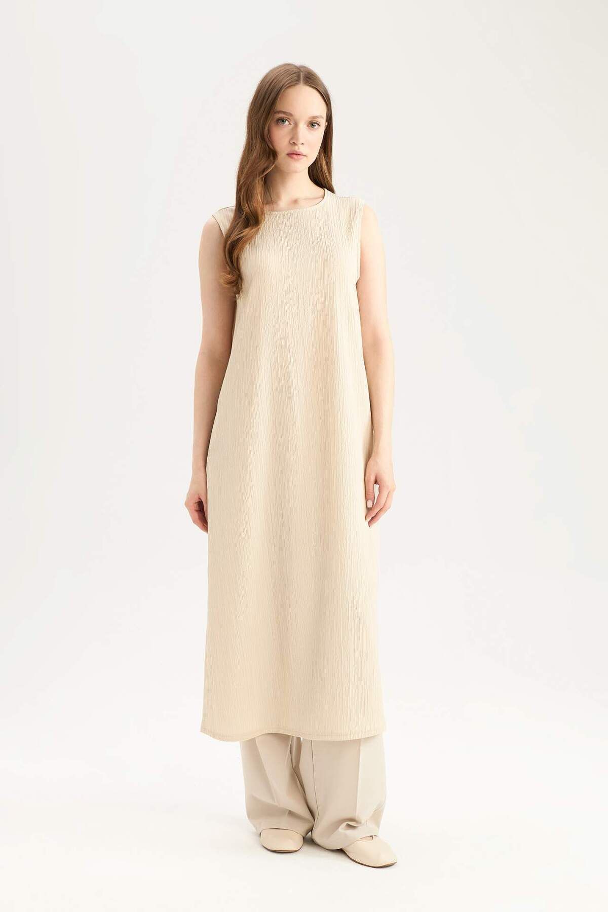 DeFacto-Regular Fit Rundhalsausschnitt Basic Plain Seersucker Strukturiertes ärmelloses Midikleid E1822AX25SP 1