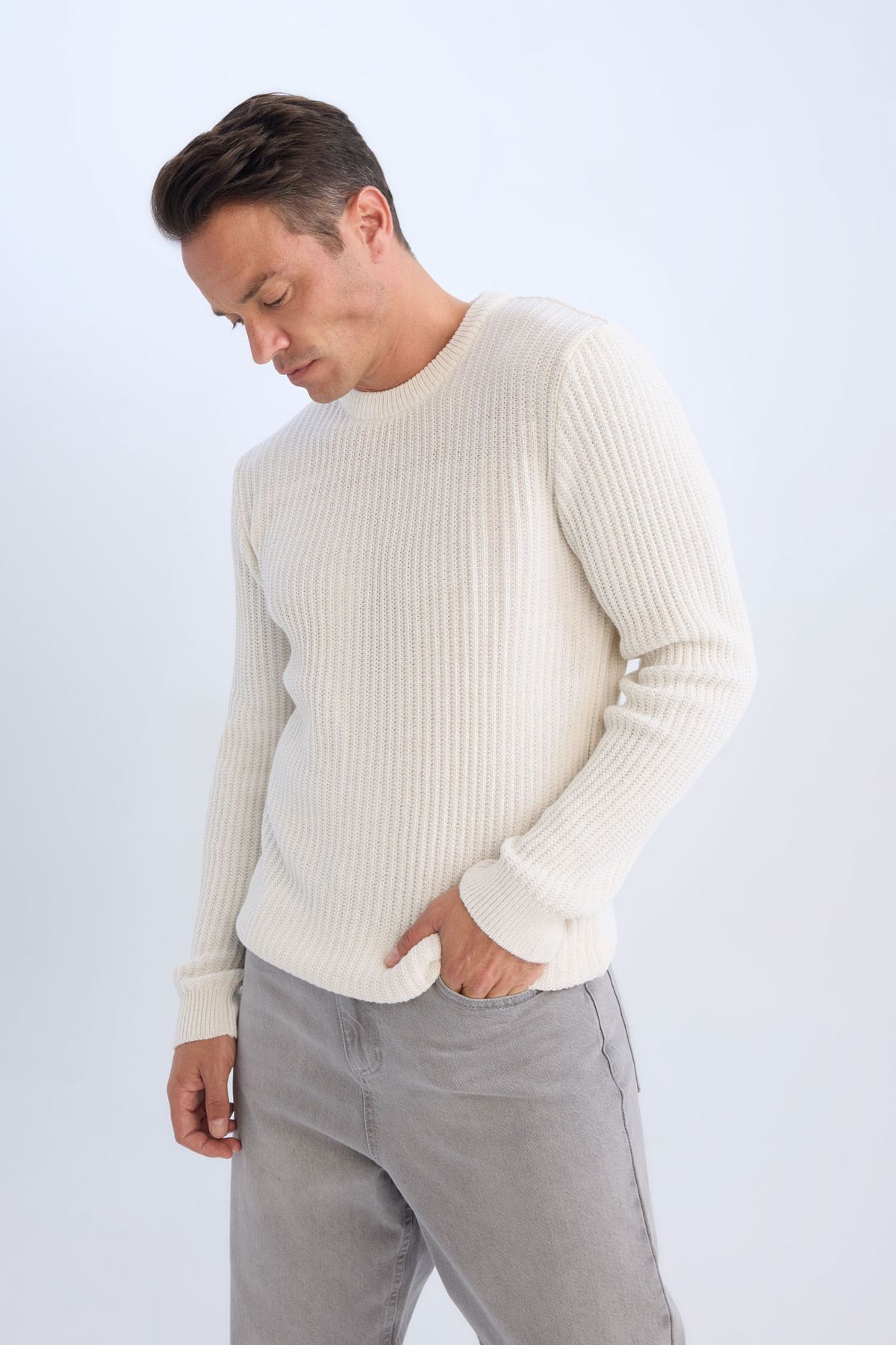 DeFacto-Strukturierter Strickpullover mit Standard-Passform und Rundhalsausschnitt E0811axns 3