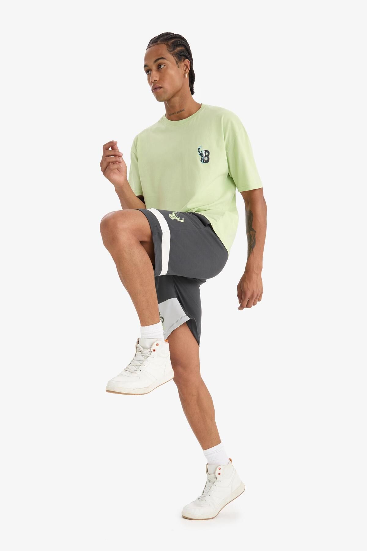 DeFacto-NBA Milwaukee Bucks Standard Fit κοντό σορτς ποδιών E0212AX25SP 3