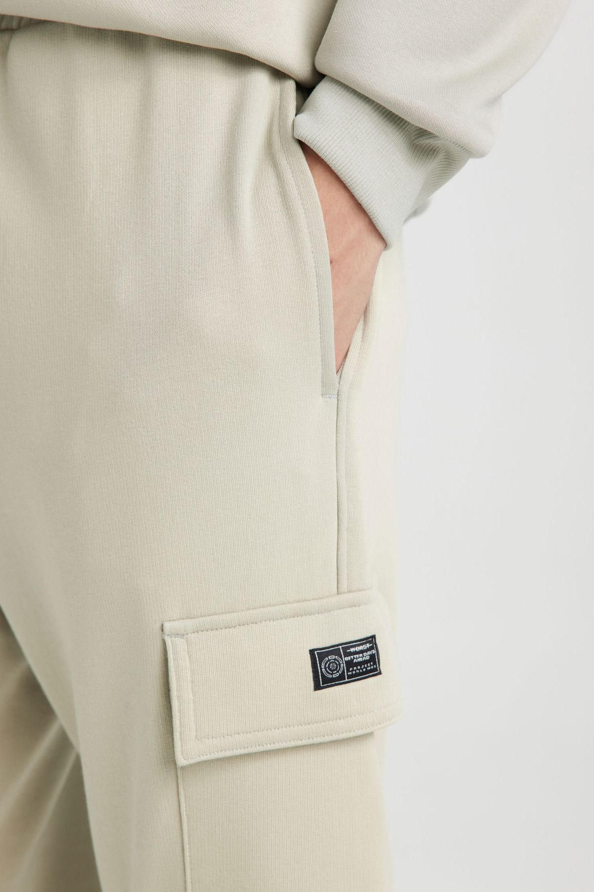 DeFacto-Jogger-Jogginghose mit normaler Passform – Gepäcktasche und elastisches Bein D5252AX25SP 4