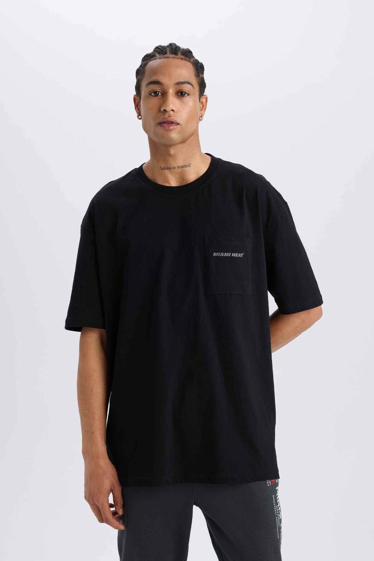 DeFacto-DeFactoFit NBA Miami Heat Oversize Wide Fit Crewneck Sportovní tričko s krátkým rukávem E0067AX25SP 5