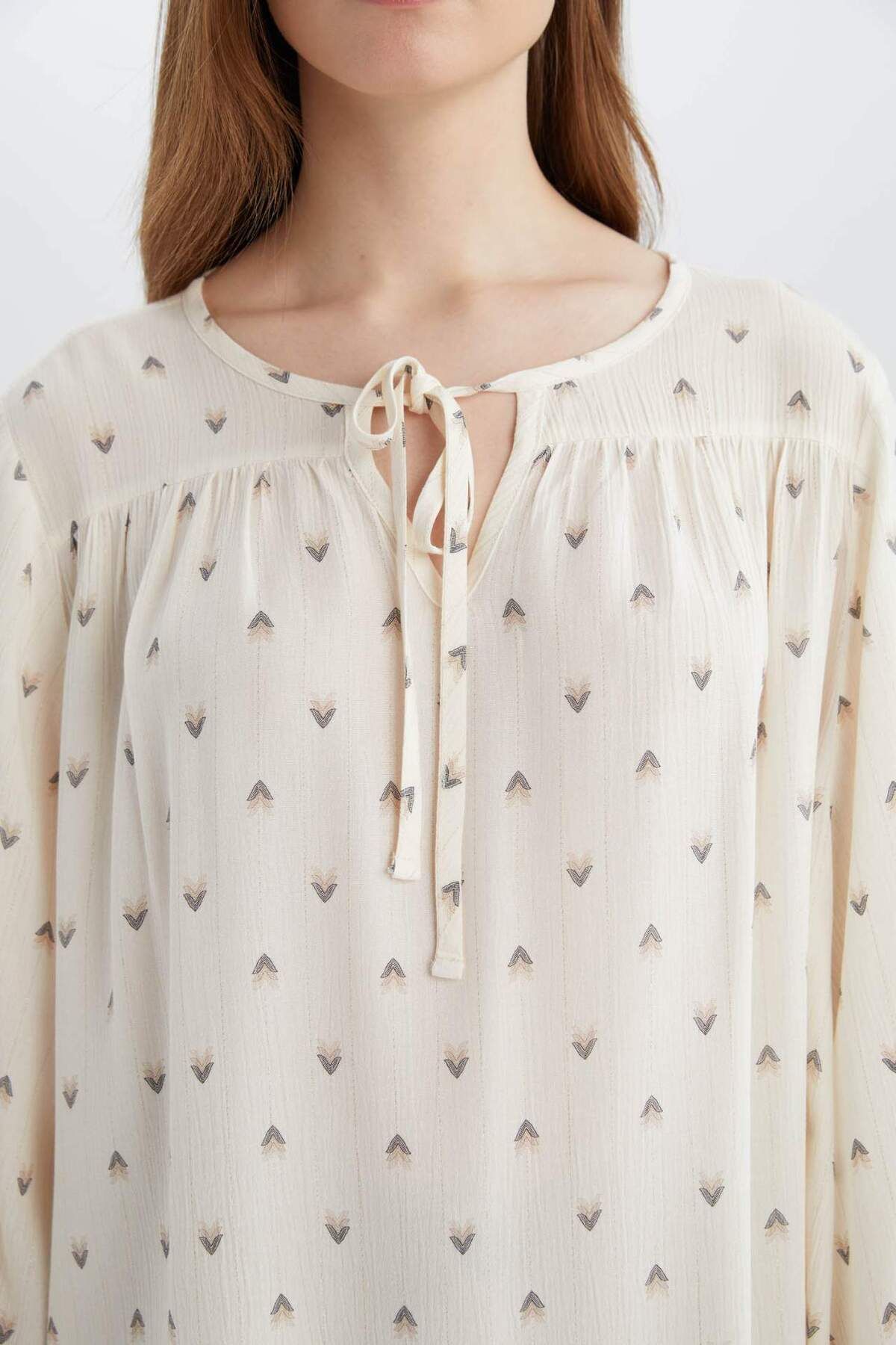 DeFacto-Regular Fit Bluse mit langen Ärmeln aus glitzerndem Stoff mit Apaş-Kragen E0779AX25SP 4