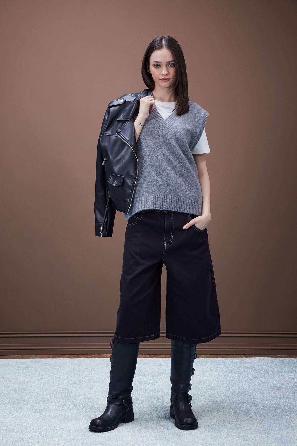 DeFacto-Übergroßer Basic-Strickpullover mit geradem V-Ausschnitt und breiter Passform E4032AX25SP 2